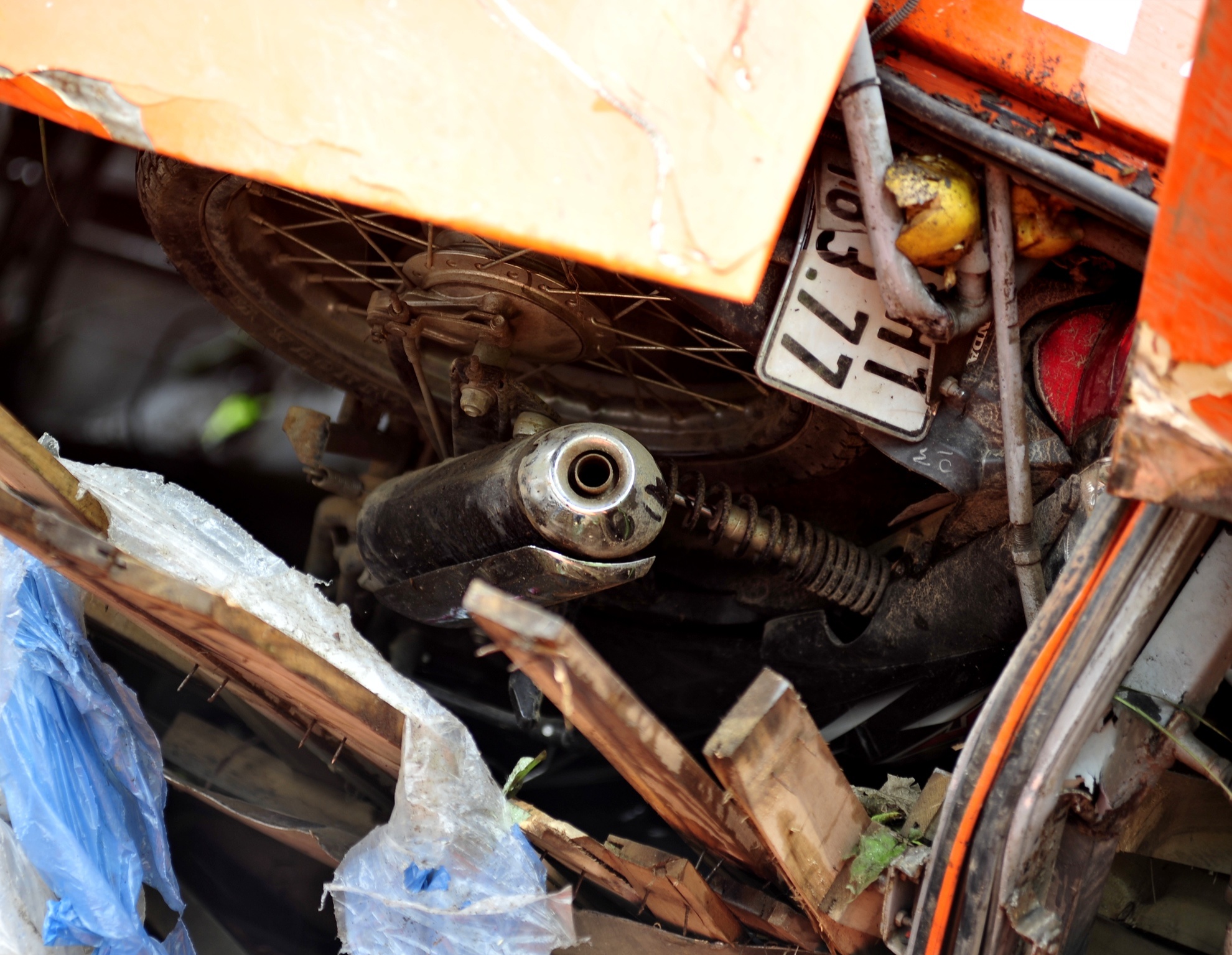 Một chiếc xe máy Honda vẫn nằm lọt trong gầm để hàng của chiếc xe