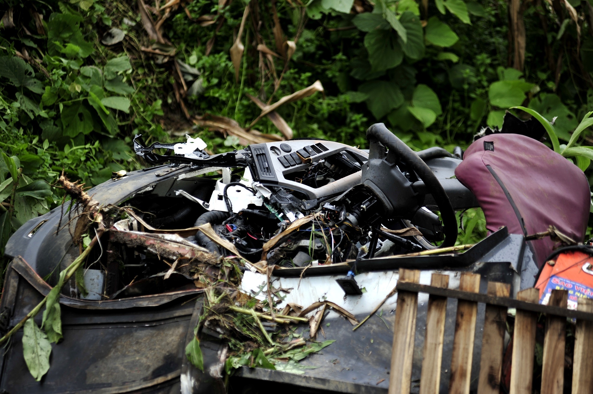 Cabin lái, ghế của tài xế và các vật dụng trong cabin biến dạng