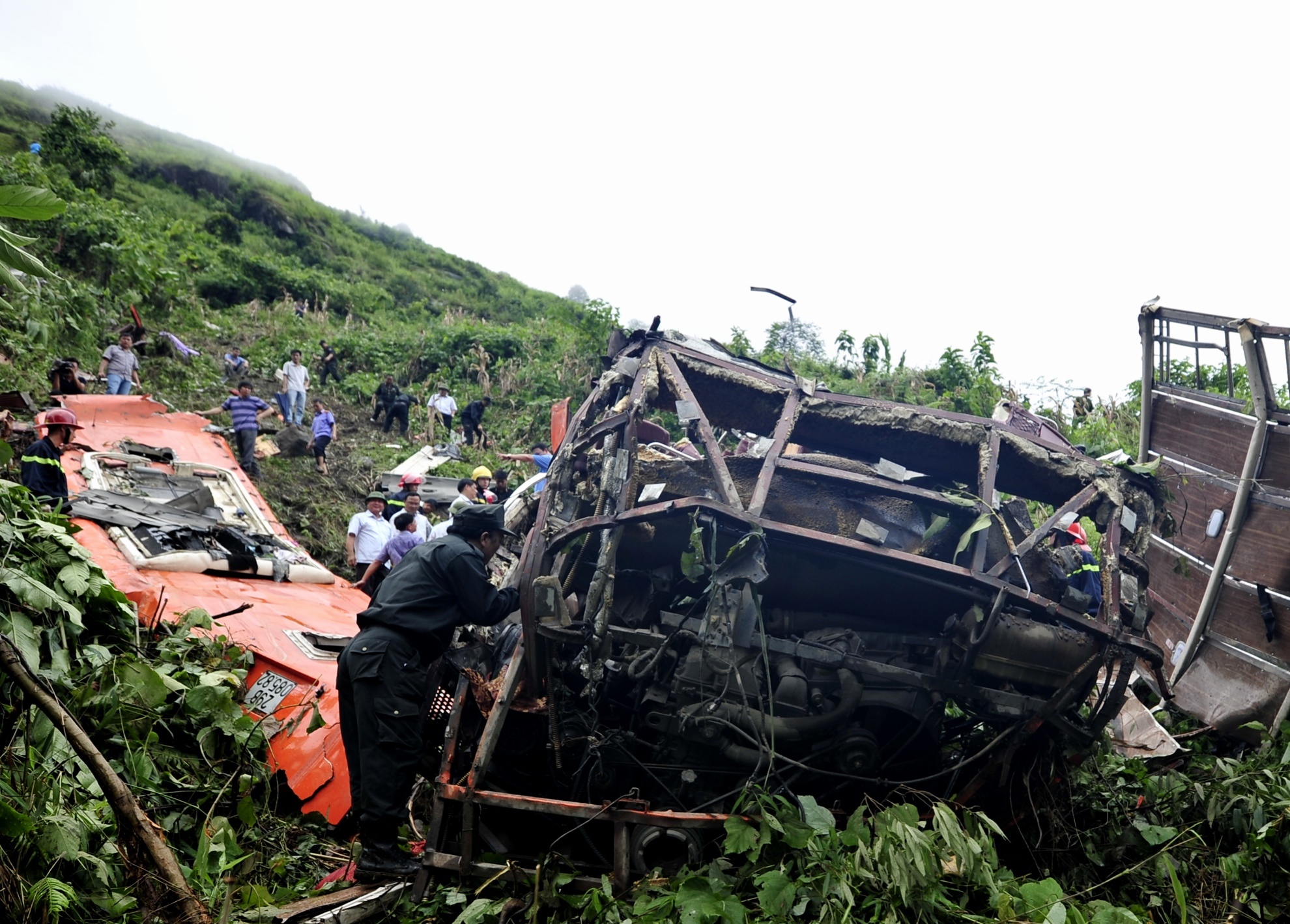 Các chiến sĩ CSCĐ vẫn đang tím kiếm lại trong xe và các bụi cây quanh khu vực xe rơi xuống vực xem còn sót người hay tài sản của các nạn nhân