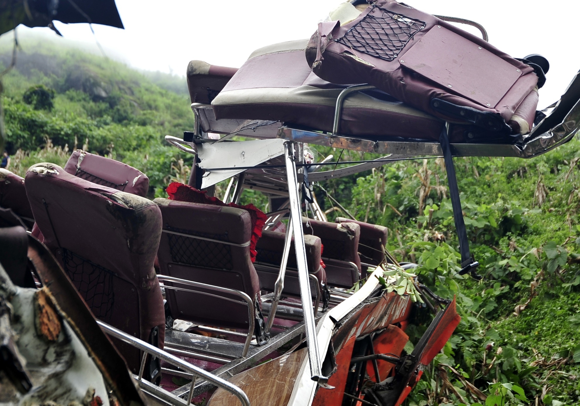 Công tác cứu hộ về người cơ bản hoàn tất trong đêm hôm qua, thời tiết buổi sáng nay thi thoảng có mưa, đường xuống trơn nên công tác khám nghiệm hiện trường tới 10h hơn mới bắt đầu