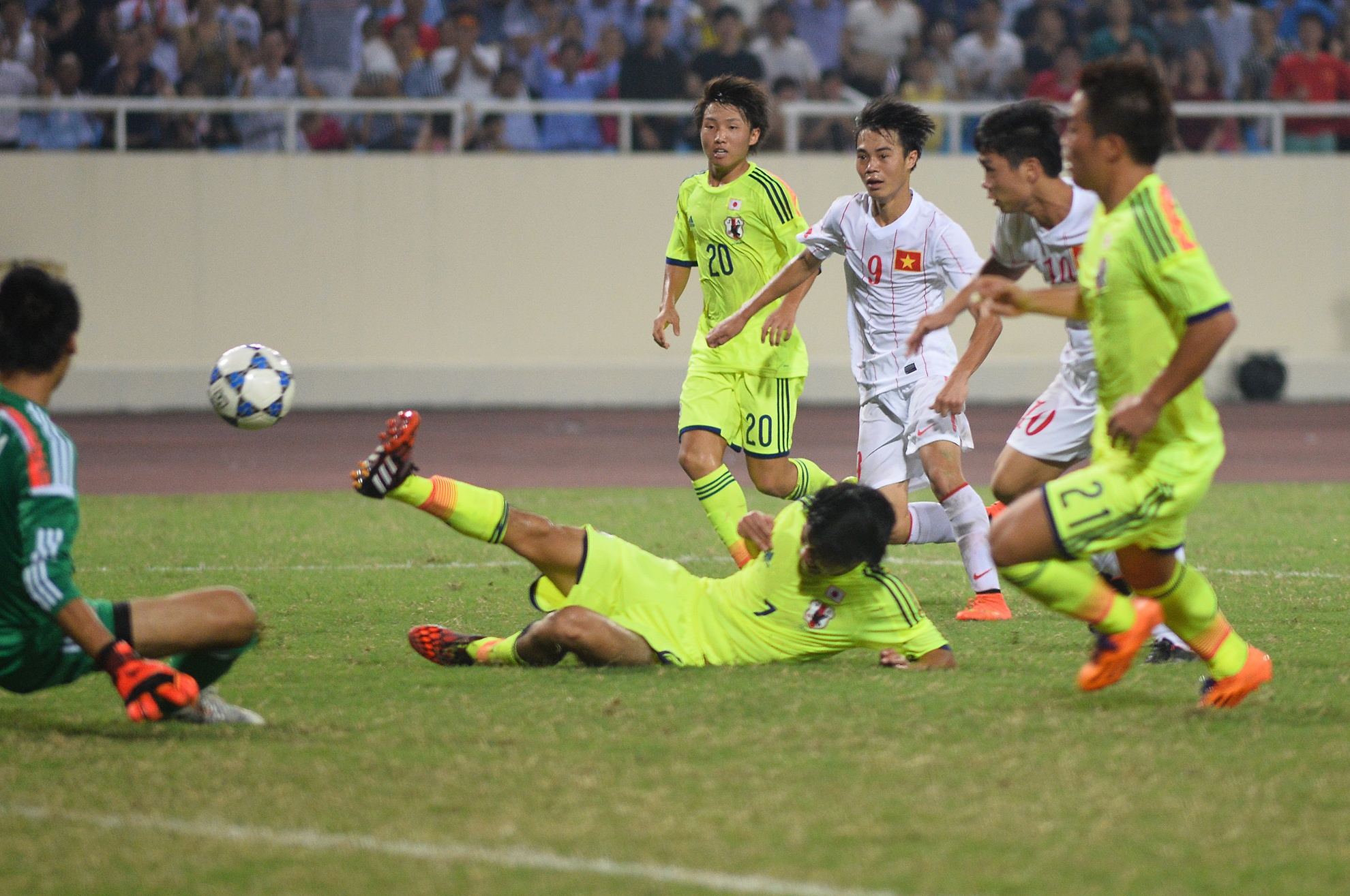 Những phút đầu hiệp 2, đội tuyển U19 Việt Nam liên tục ép sân các cầu thủ Nhật Bản, tuy nhiên may mắn đã không ủng hộ các học trò huấn luyện viên Graechen.