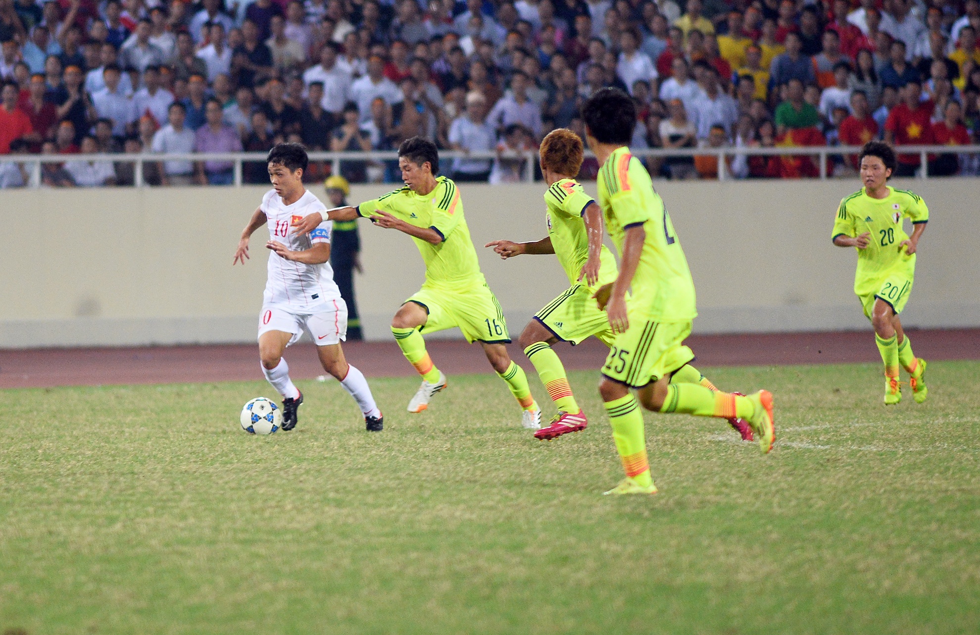 Công Phượng chơi nổi bật bên hàng lang cánh phải trong hiệp 2, anh bị các cầu thủ Nhật Bản theo rất sát mỗi khi có bóng. 