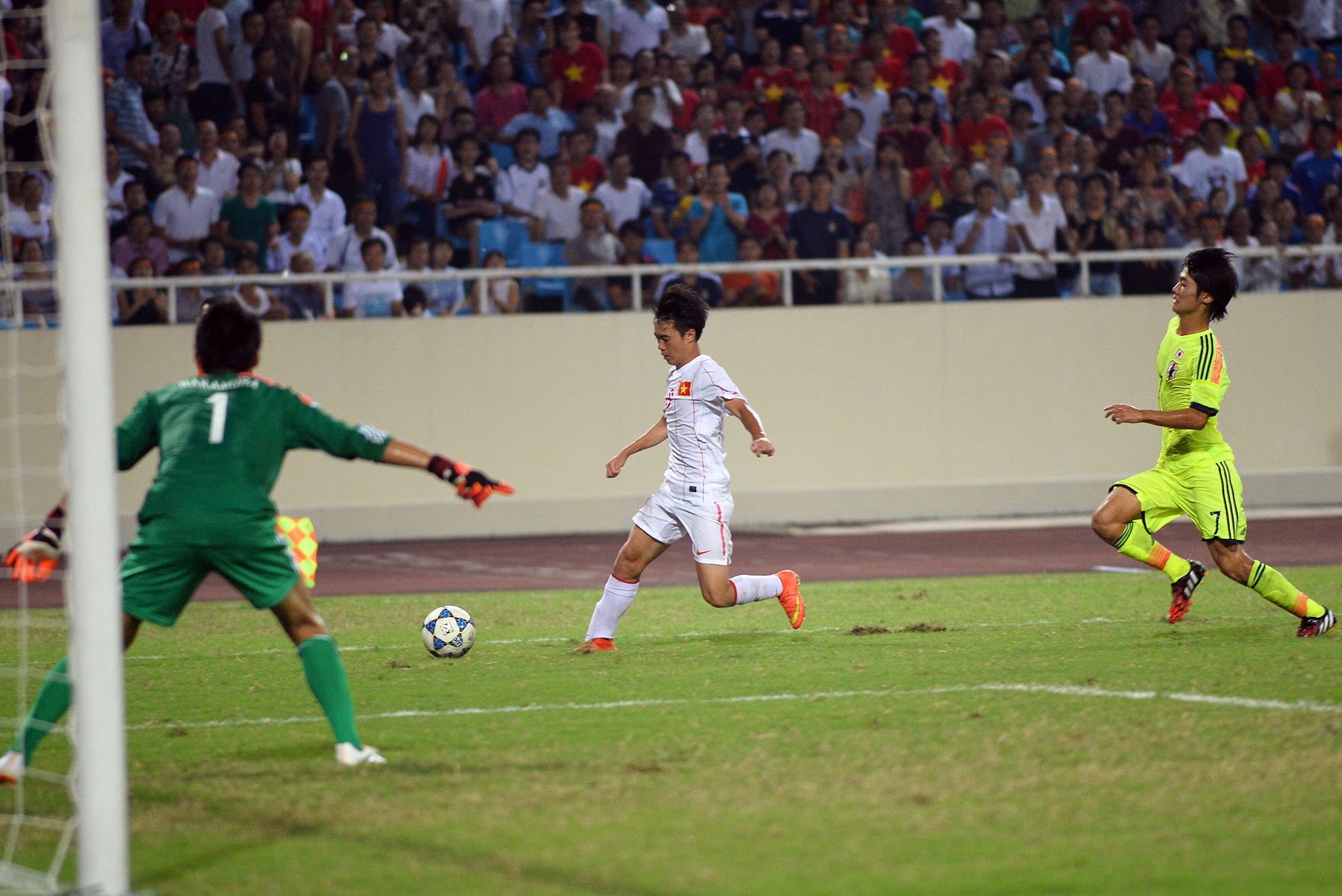 Văn Toàn tiếp tục có những pha đan bóng cùng Công Phượng ở những bút bù giờ hiệp 2, tuy nhiên do đã đuối sức nên các cầu thủ Việt Nam không gây được nhiều khó khăn cho thủ thành Nhật Bản. 