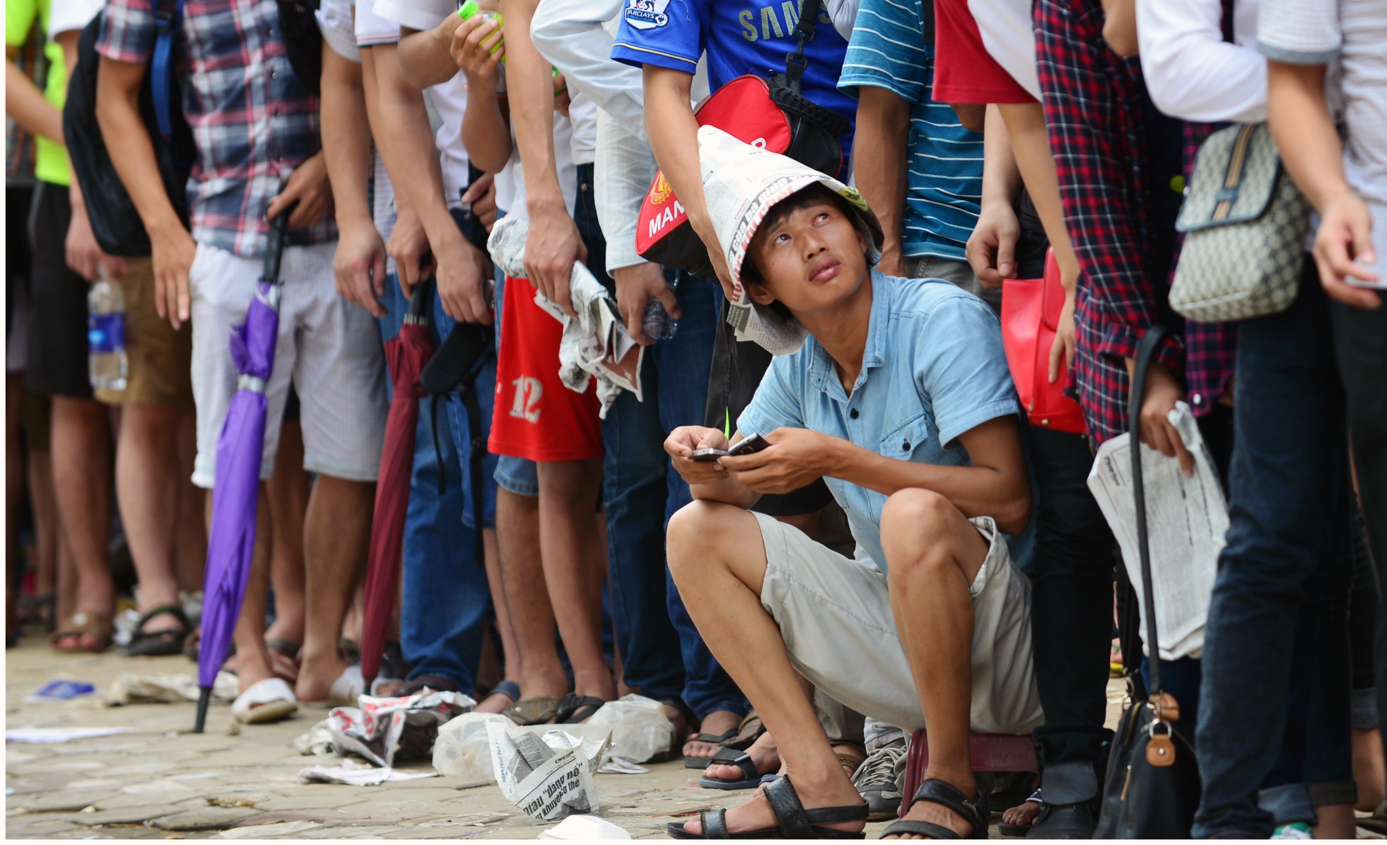 Nguoi dan xep hang 12 tieng van khong the mua ve ban ket U19 hinh anh