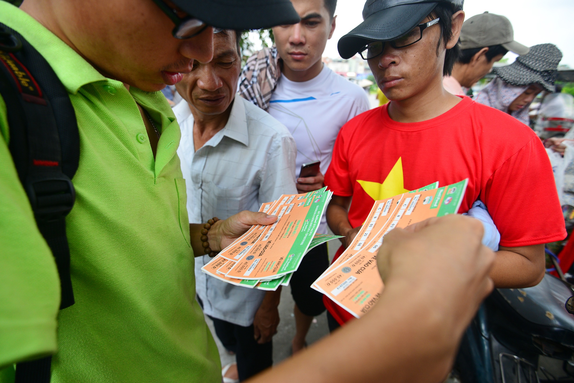 Gia ve xem chung ket U19 giam nhe hinh anh