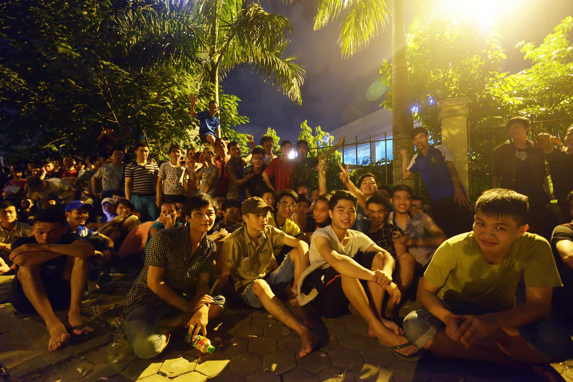 Không có nhiều người dám ngủ vì sợ mất chỗ.