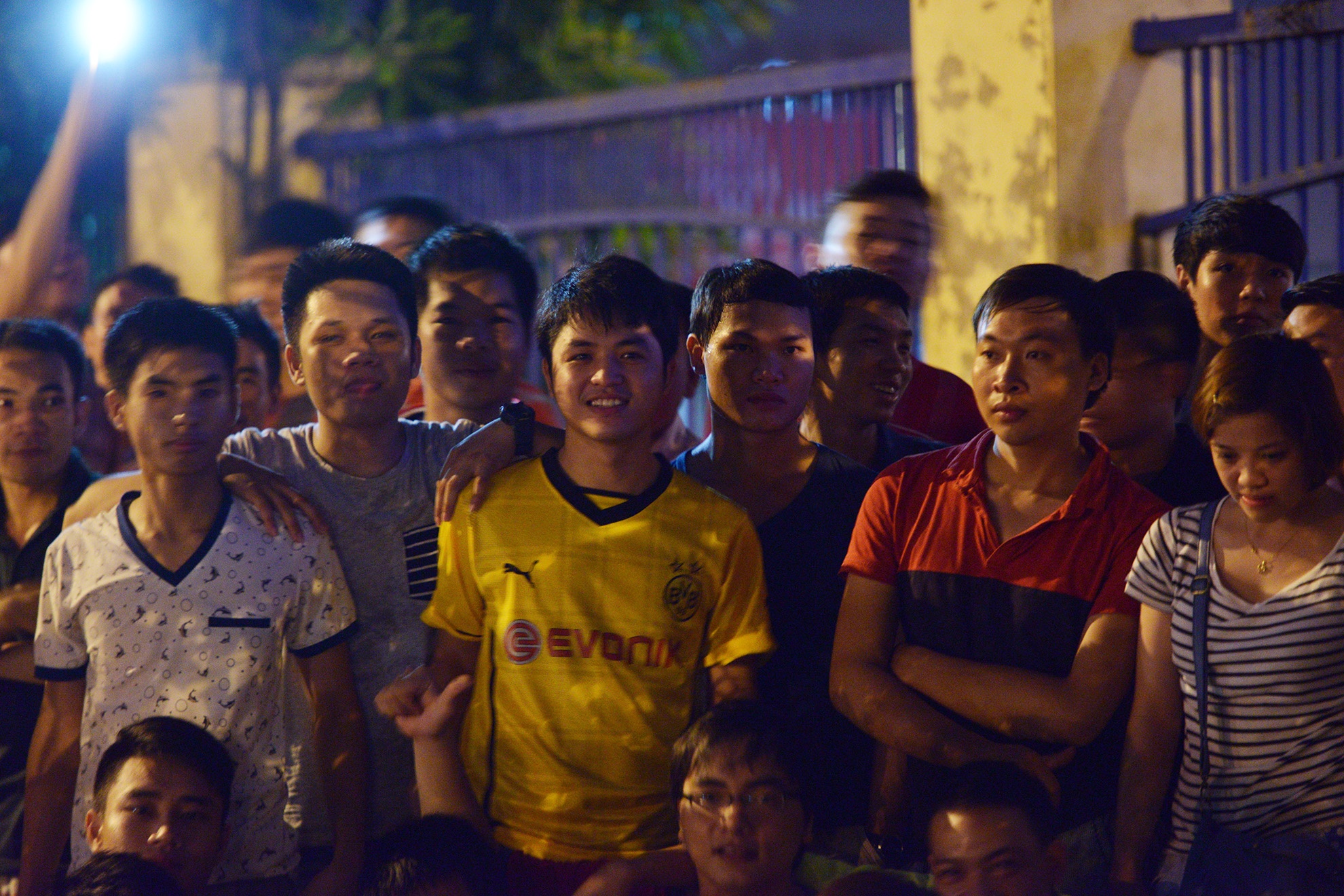 Họ sẵn sàng đứng cả đêm để có thể mua được vé trận chung kết.