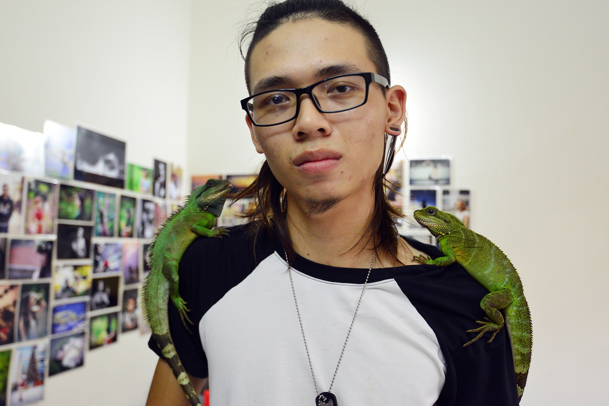 Chang trai co so thich nuoi bo cap, than lan trong nha hinh anh