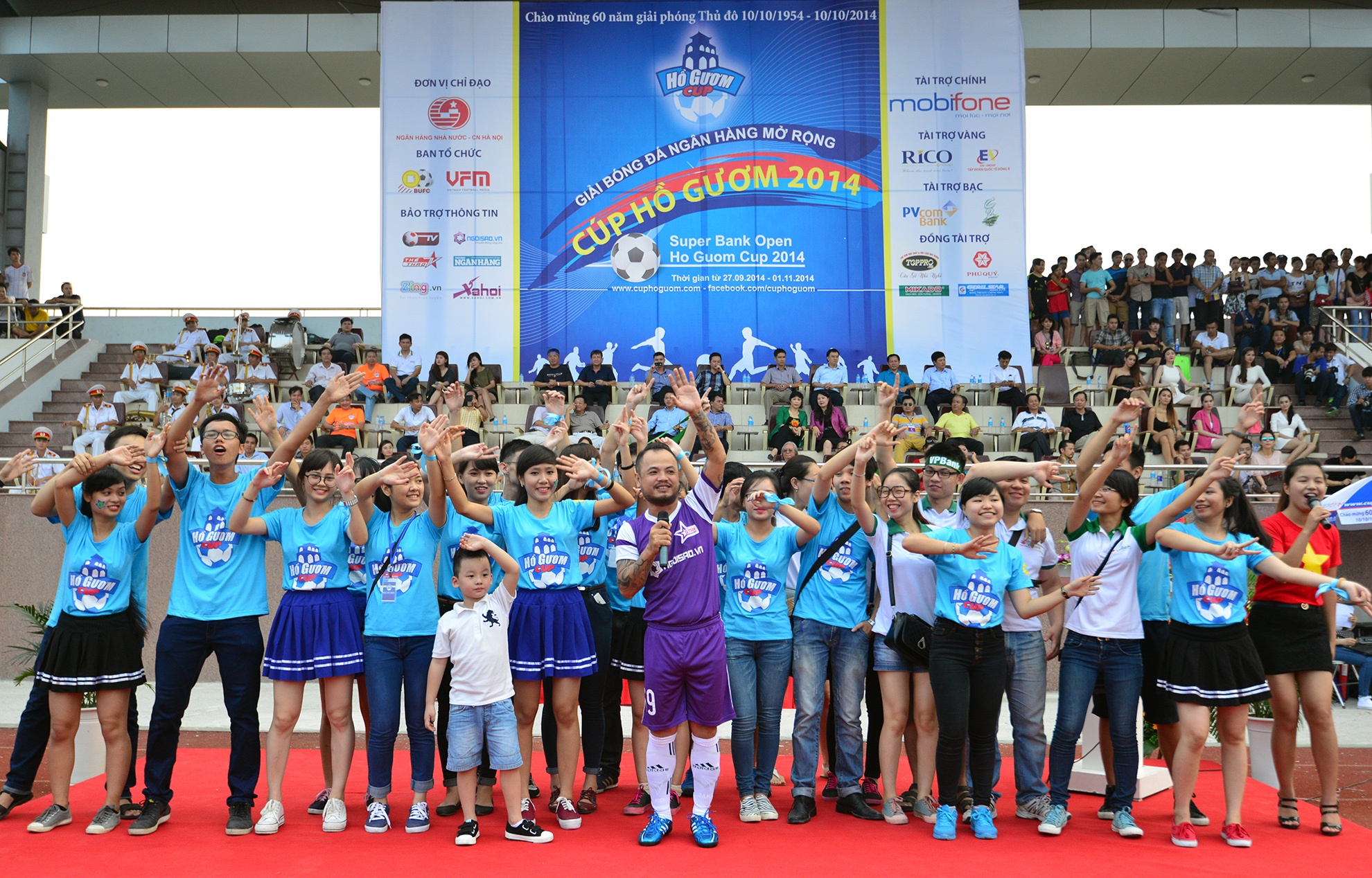 Ca sĩ Trần Lập (đội ngôi sao) tiếp lửa cho các cầu thủ với ca khúc Đường tới ngày vinh quang. Ảnh: Lê Hiếu.