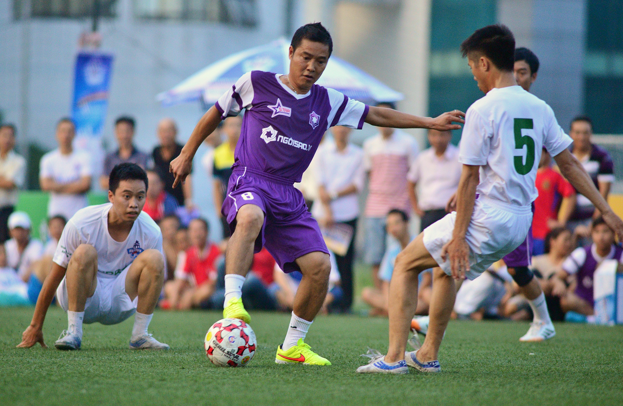 Hồng Sơn là cầu thủ có lối chơi kỹ thuật nhất đội, anh thường xuyên bị bao vây bởi 2 đến 3 cầu thủ áo trắng. 