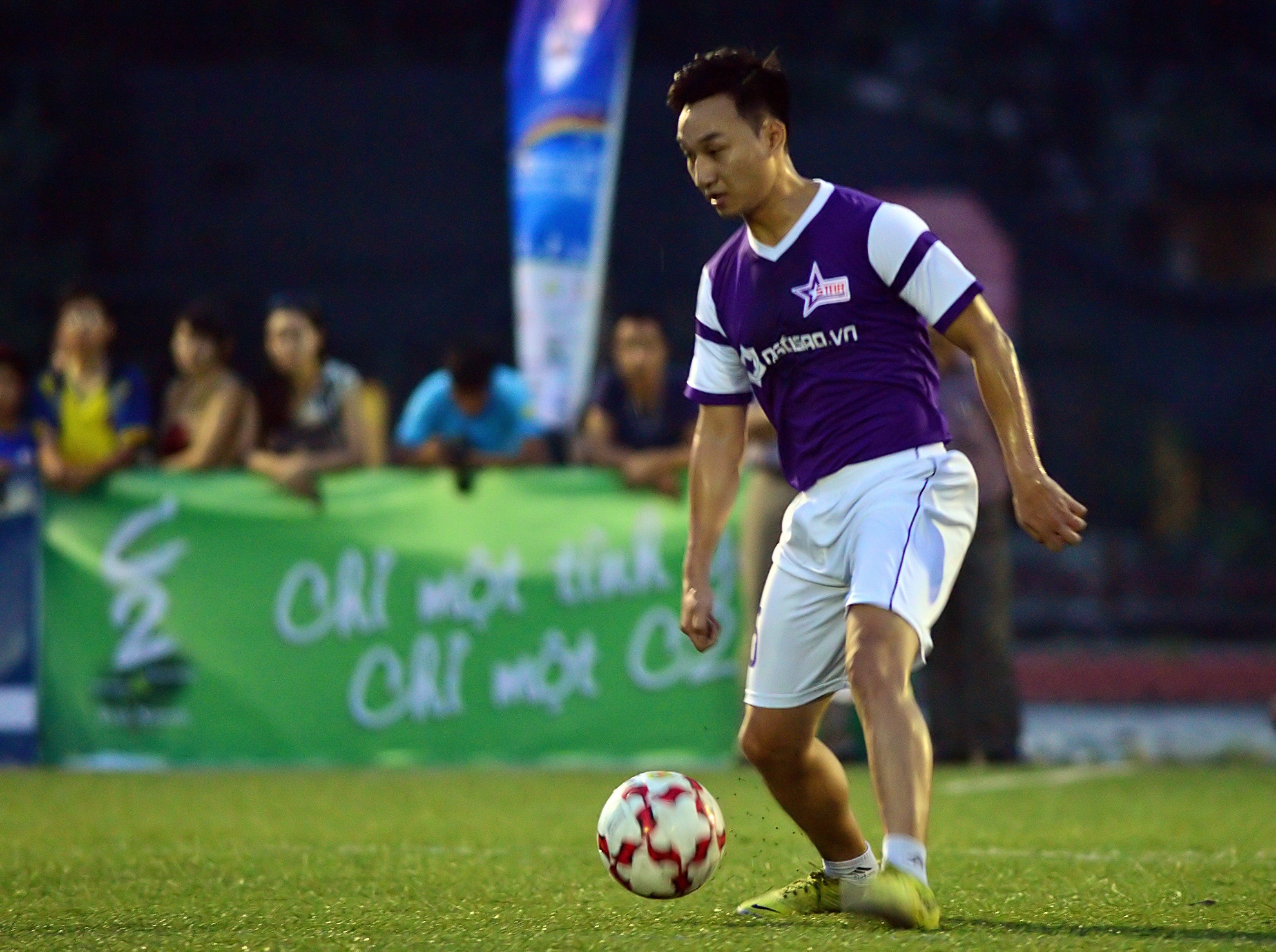 Thành Trung thi đấu hết hiệp 2 bên hành lang cánh trái. Kết thúc trận đấu FC Ngôi sao có chiến thắng đầu tiên.