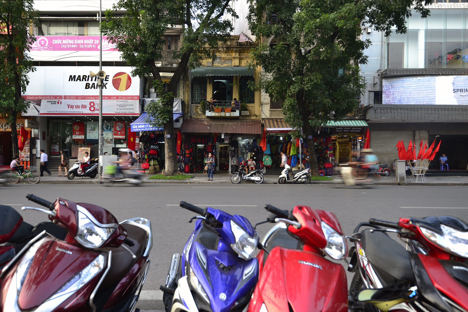 Nơi đây không có chỗ gửi xe, phải gửi ở bãi giữ xe Hồ Gươm có giá từ 5.000 đến 10.000 đồng (tùy thời gian))