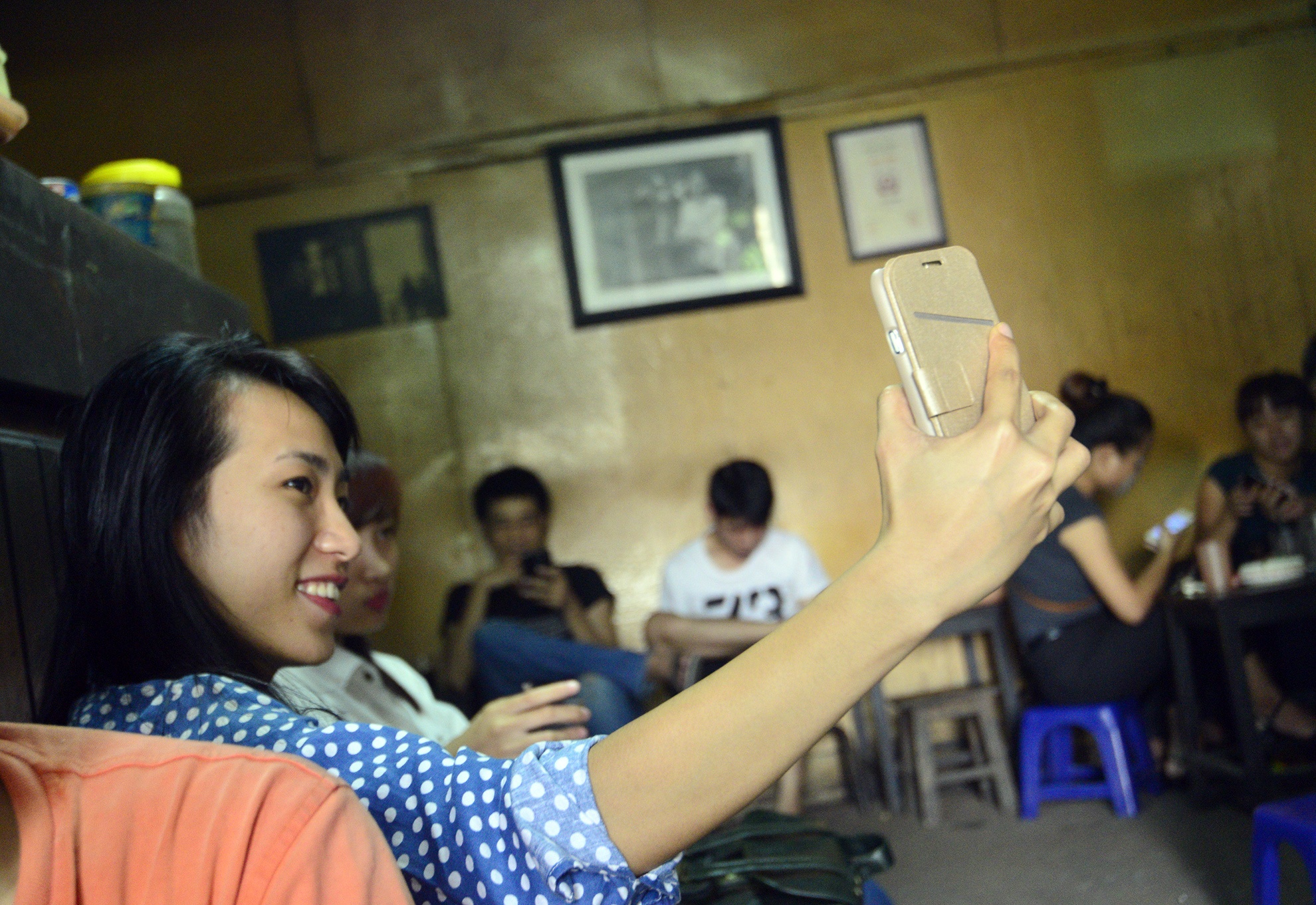 Kinh doanh ca phe chat hep, toi om o dat vang Ha Noi hinh anh