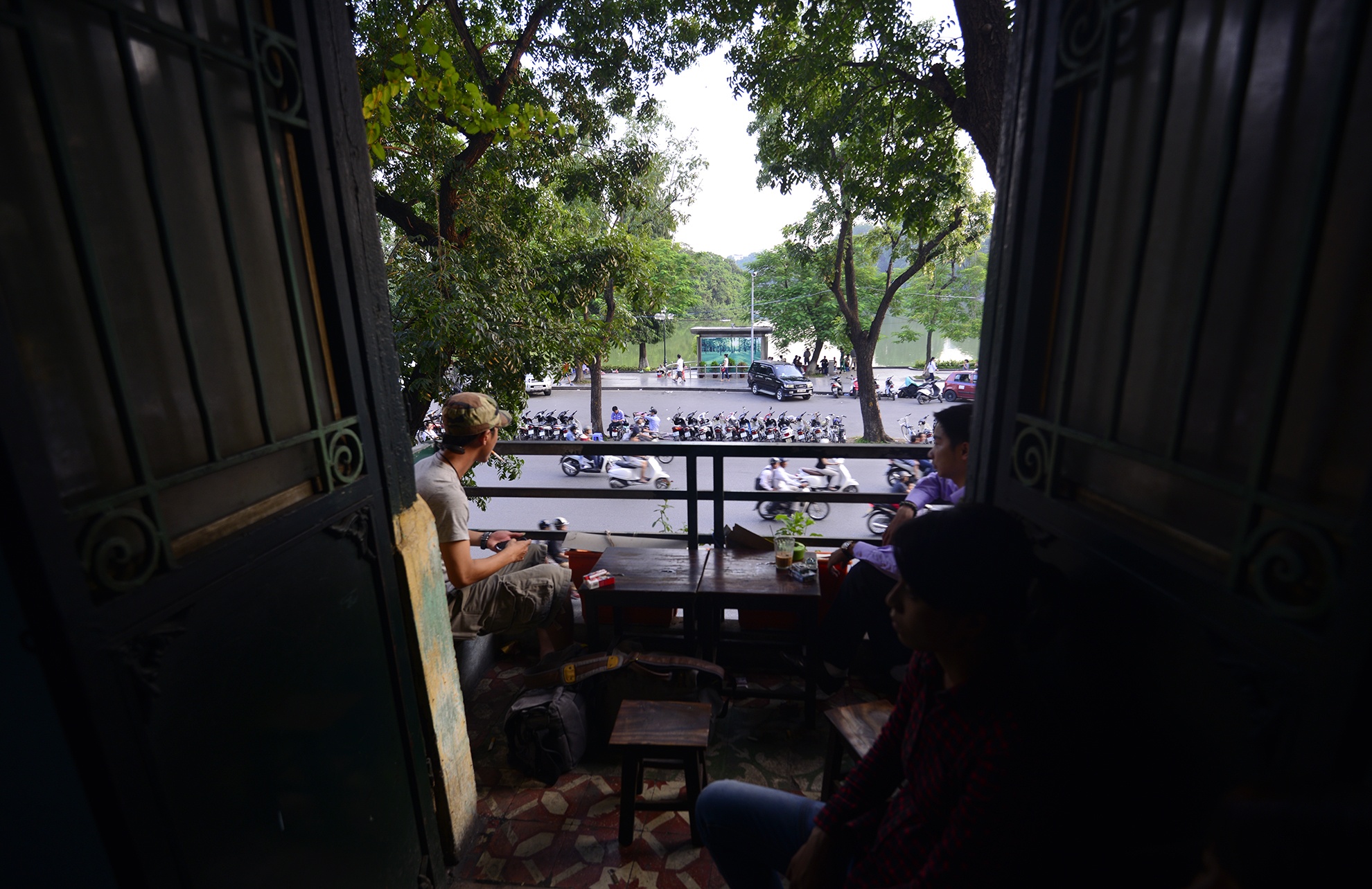 Khách ngồi ban công có thể được ngắm Hồ Gươm.