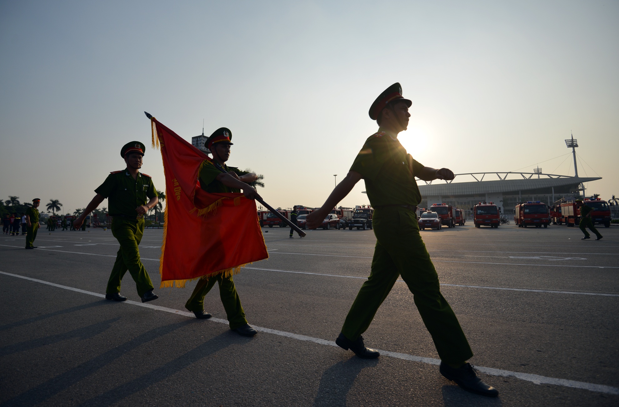 Lực lượng phòng cháy chữa cháy tập luyện dưới cái nắng gay gắt của trời thu tháng 10.