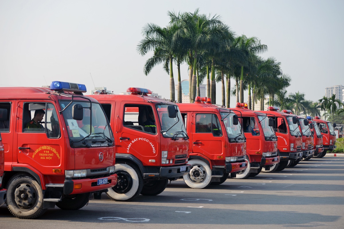 Dan xe PCCC hien dai nhat Ha Noi dieu hanh hinh anh