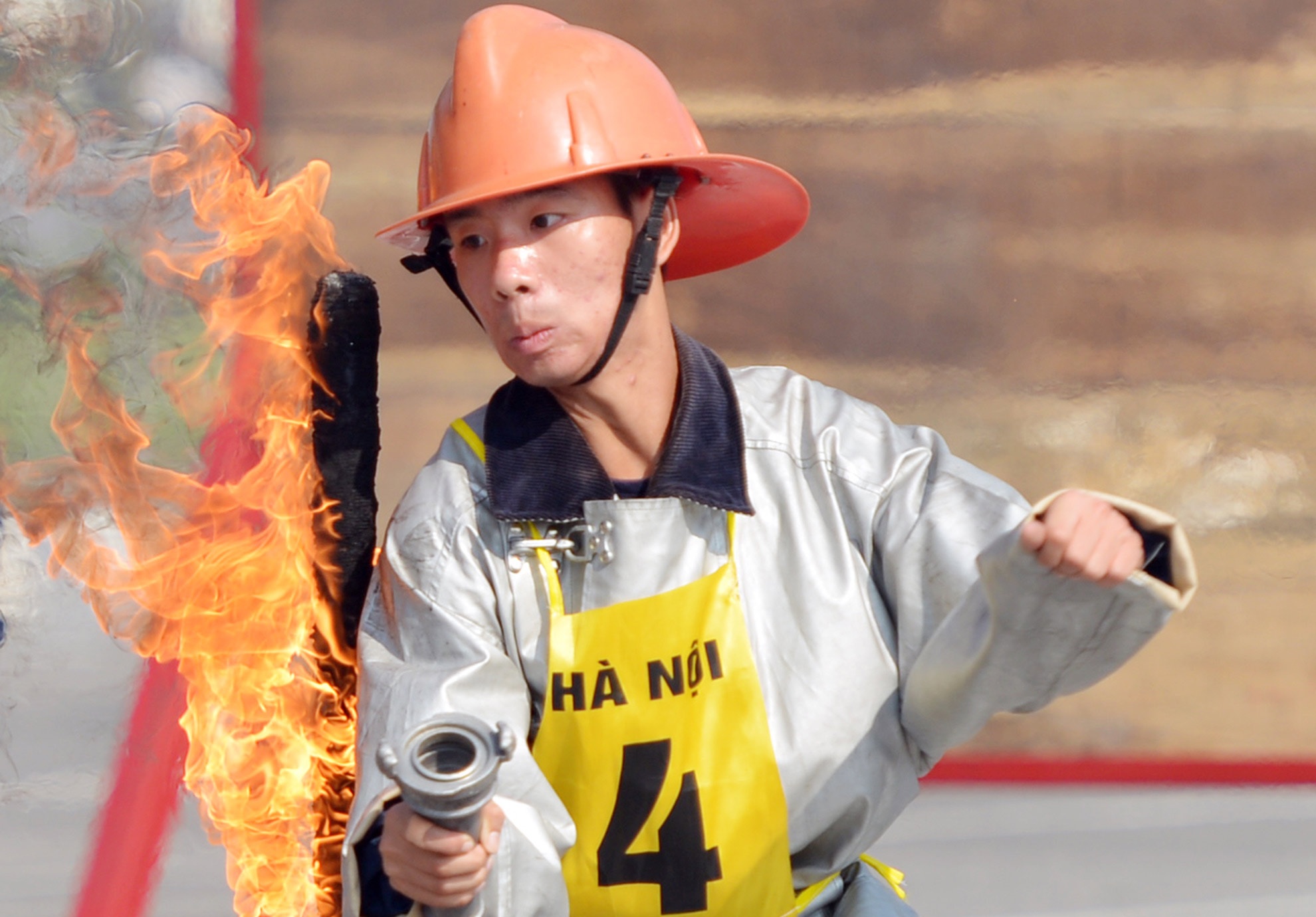 Linh cuu hoa tro tai bo ong, cong nan nhan chay dap lua hinh anh