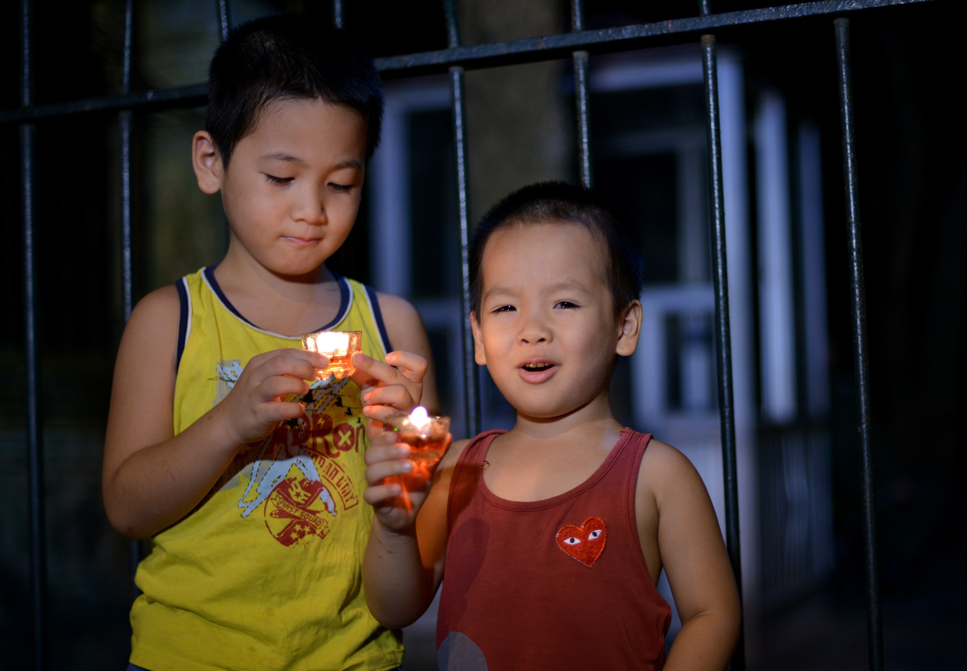 Hái bé Dũng và Tuấn đến từ Kim Ngưu cùng mẹ để thắp nến. Hai bé cho biết, có nghe thầy cô nói về ông qua sách vở ở trường lớp.
