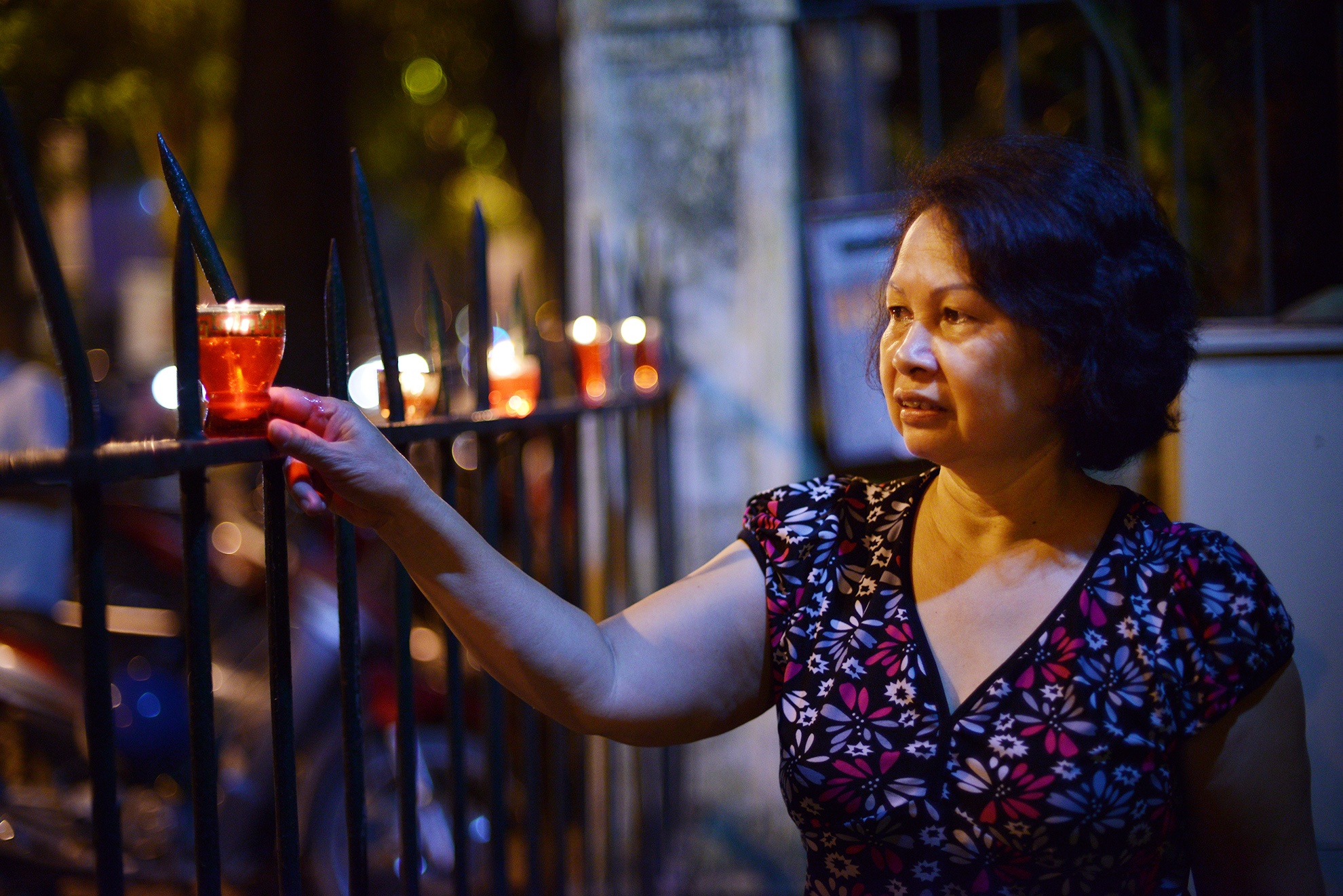 Nguoi phu nu 300 ngay thap nen truoc nha Dai tuong hinh anh