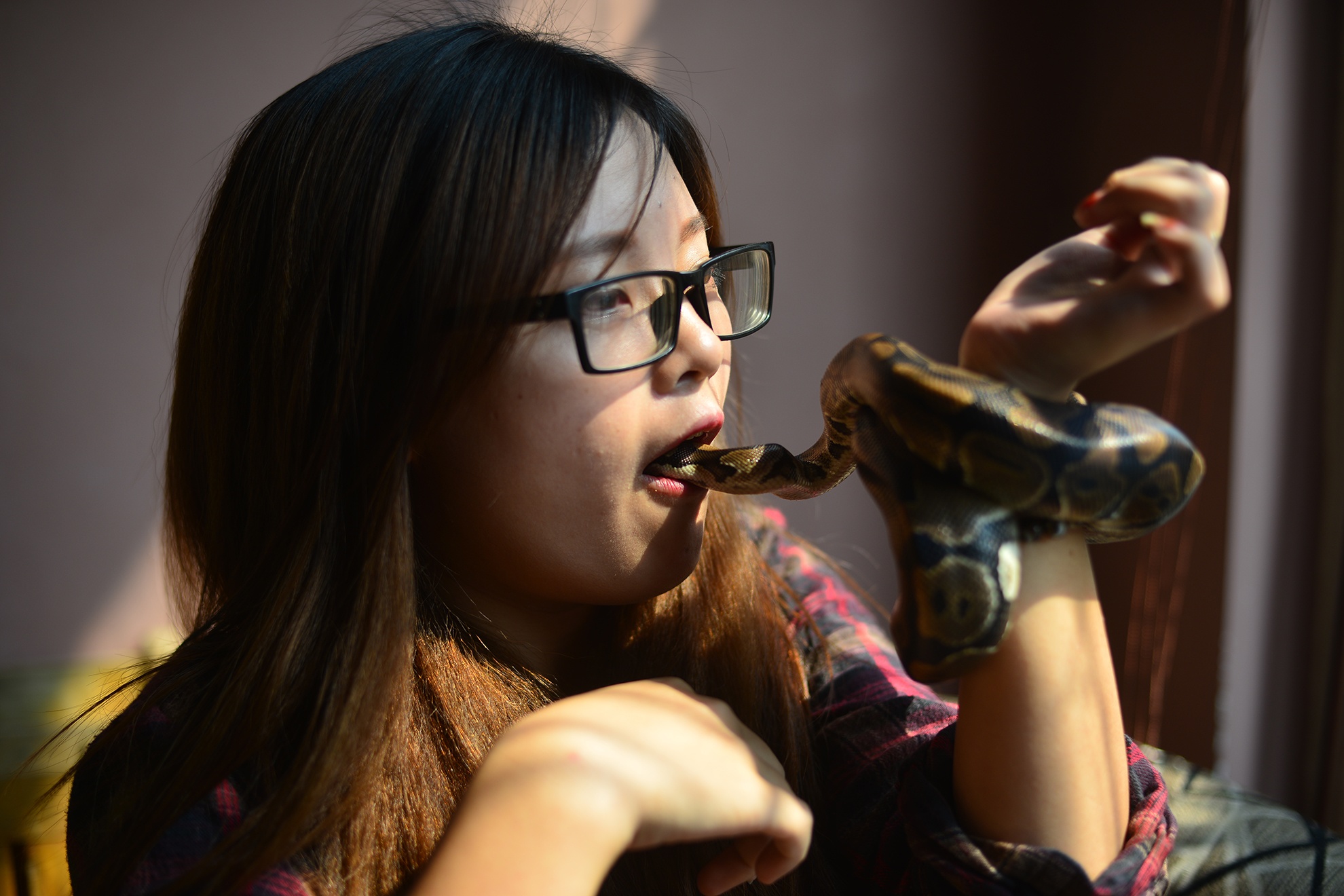 Pha dut tran vao mieng cua co gai xinh dep hinh anh