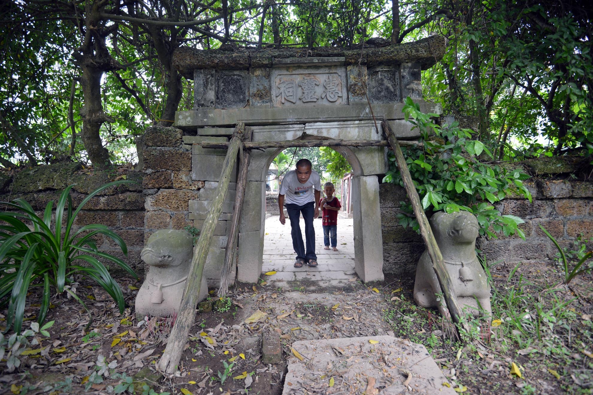 Khu vực toàn bộ lăng đá hễ trời mưa là ngập, trao đổi về thực trạng này ông Nguyễn Ngọc Đức, Phó Chủ tịch UBND xã Lại Yên cho biết: “Chúng tôi đã có văn bản hướng dẫn dòng họ Phạm tiêu thoát nước, mặt khác Lại Yên là một xã ở vị trí địa lý thấp của huyện. Hiện tại, nước vẫn thoát theo phương thức tự nhiên, chính quyền xã cũng đang thi công công trình tiêu thoát nước, bơm cưỡng bức trên địa bàn toàn xã nên việc ngập úng tại các khu lăng mộ này là điều không tránh khỏi