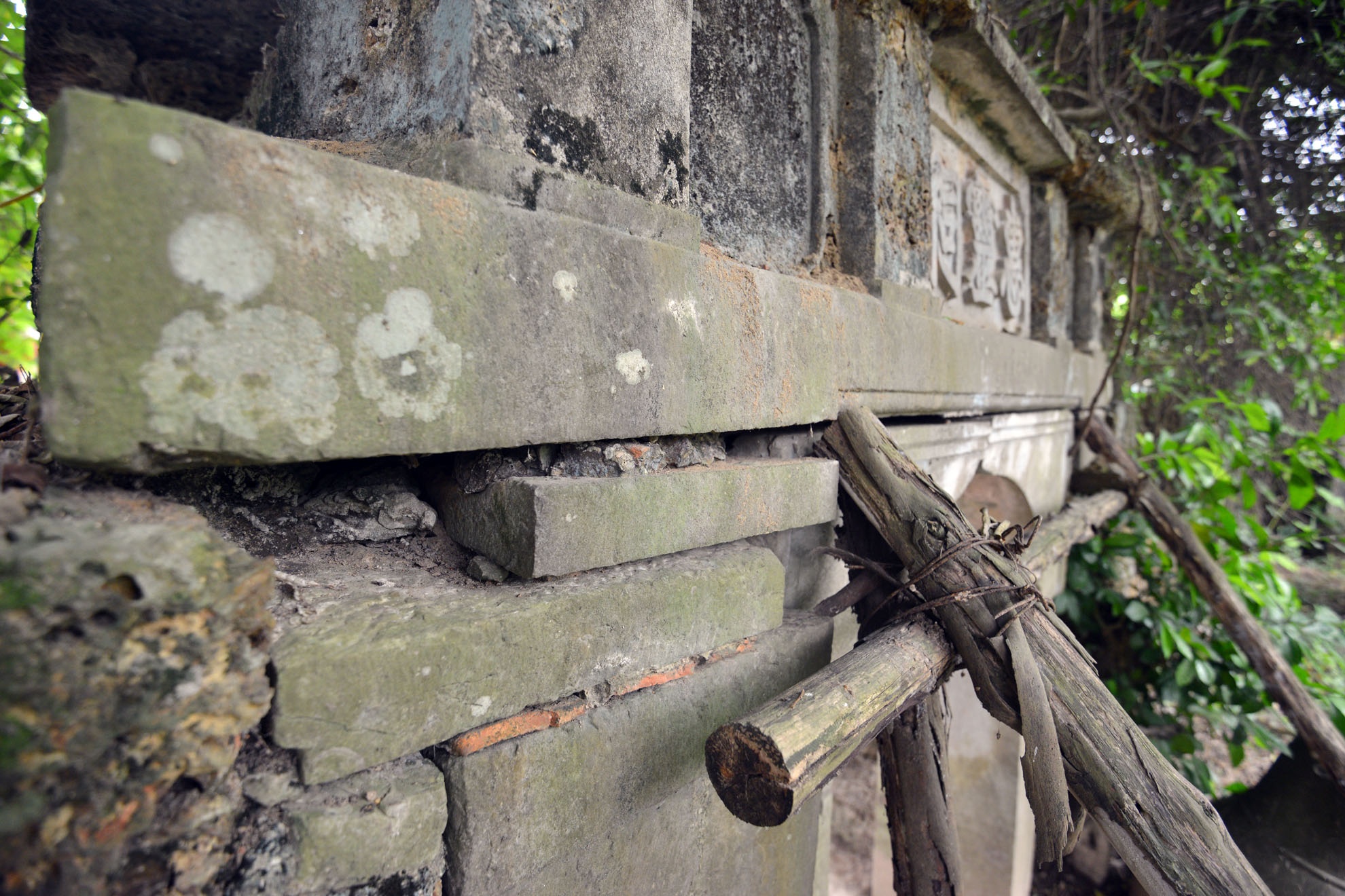  Cổng chính lối vào được giằng bởi những chiếc cột gỗ mục nát. Theo ông Hựu, từ năm 2009 hiện tượng xuống cấp ngày càng nghiêm trọng. Các cơ quan chức năng xuống khảo sát nhưng không tu sửa. 