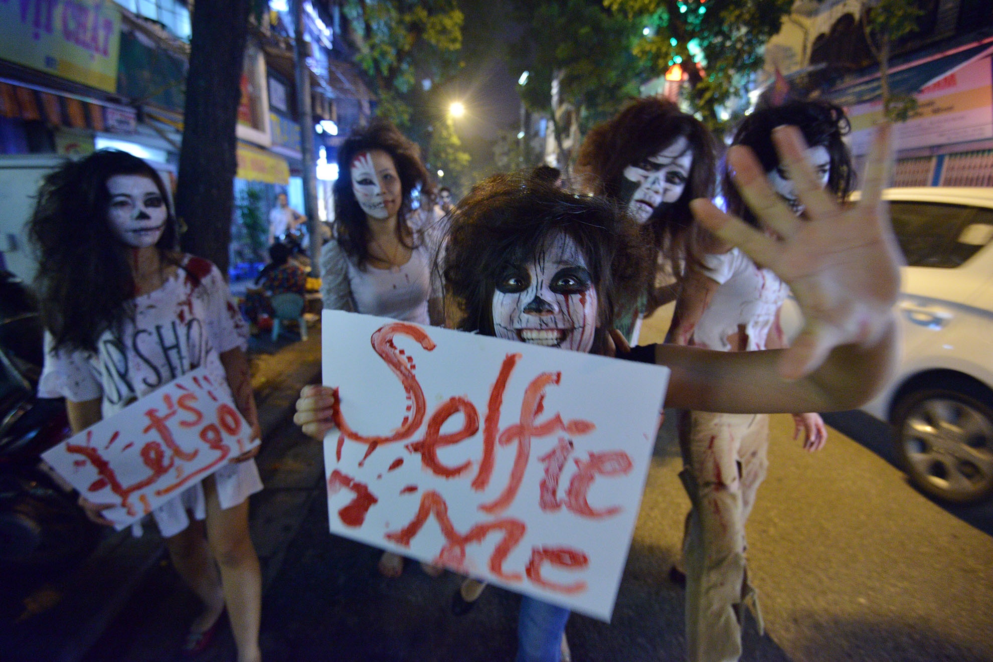 Xac song luon lo, doa ma nguoi di duong o Ha Noi hinh anh