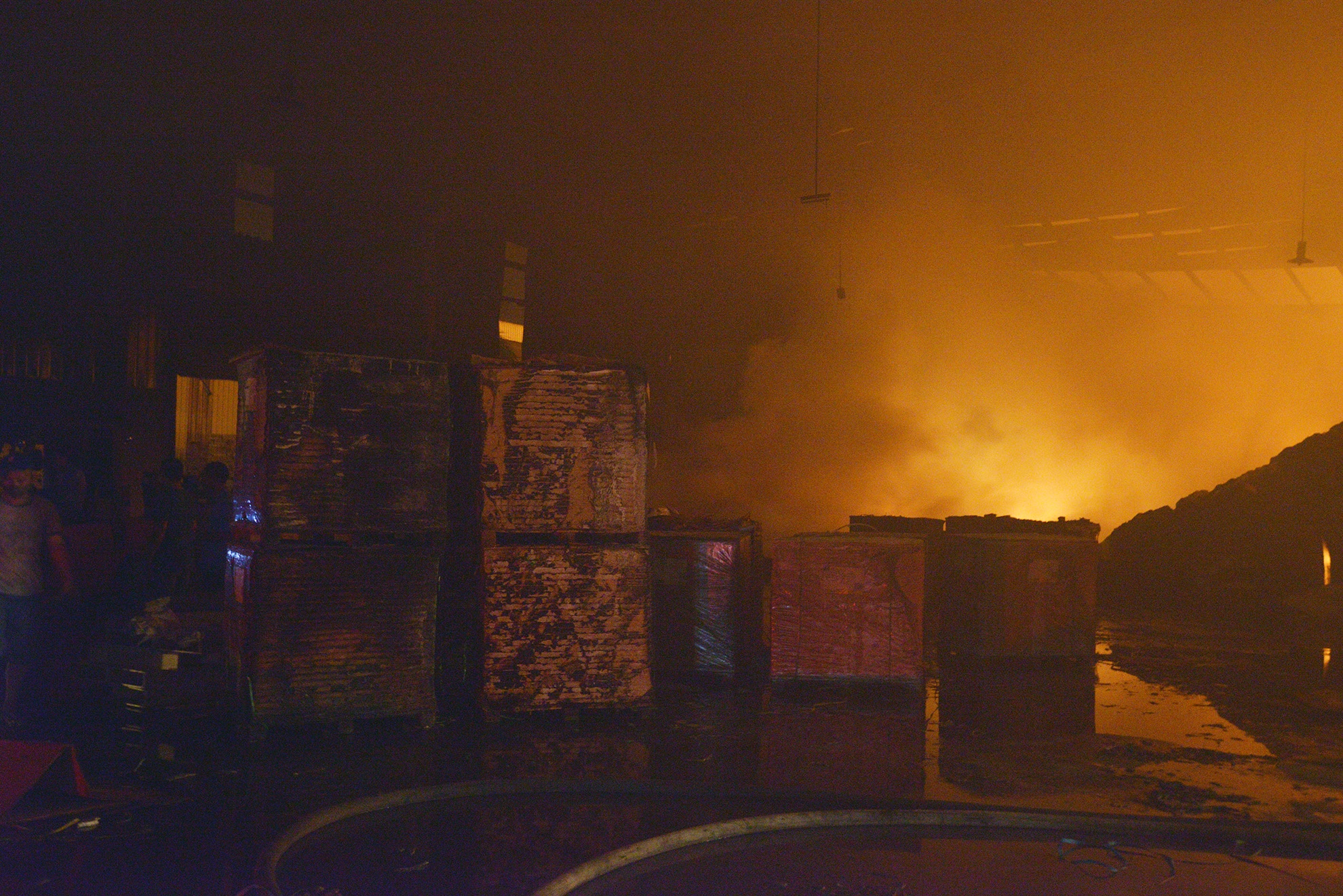 Hàng hóa ngổn ngang bên trong.