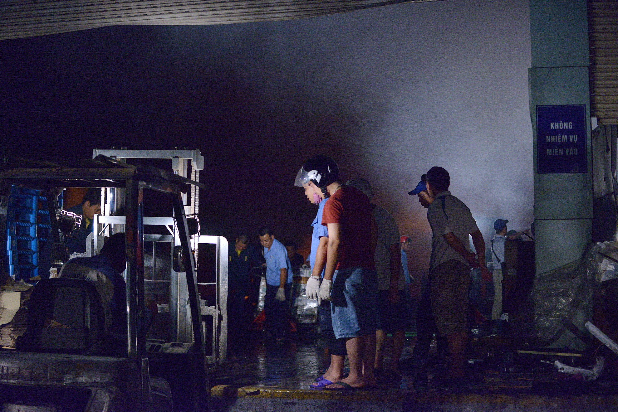 Song song với việc chữa cháy, khi ngọn lửa bớt cháy, công nhân các khu xưởng đổ về để cứu những đồ còn lại.