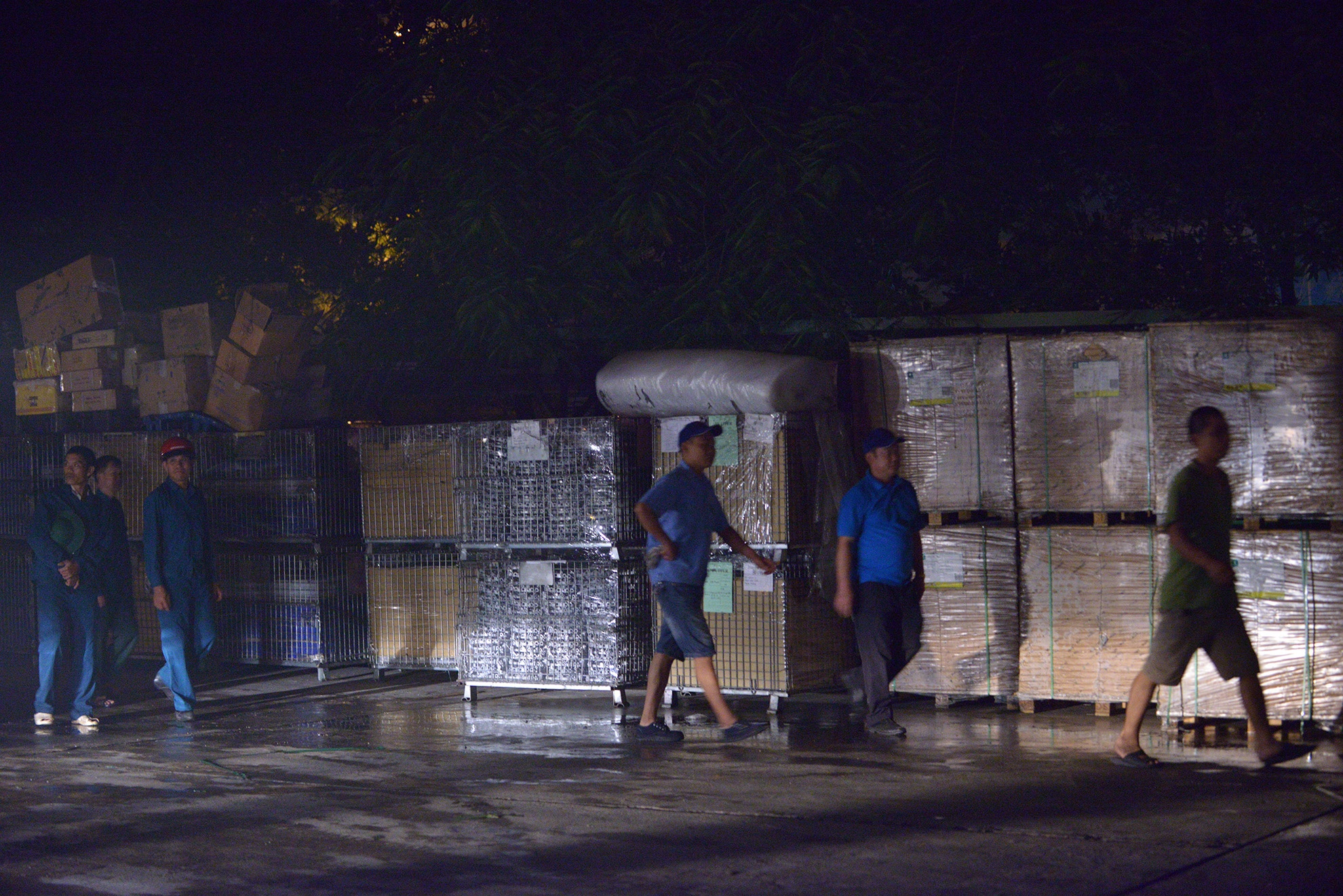 Những đồ như nhôm nhựa được tập kết ngay phía ngoài nhà xưởng 10.000 m2.