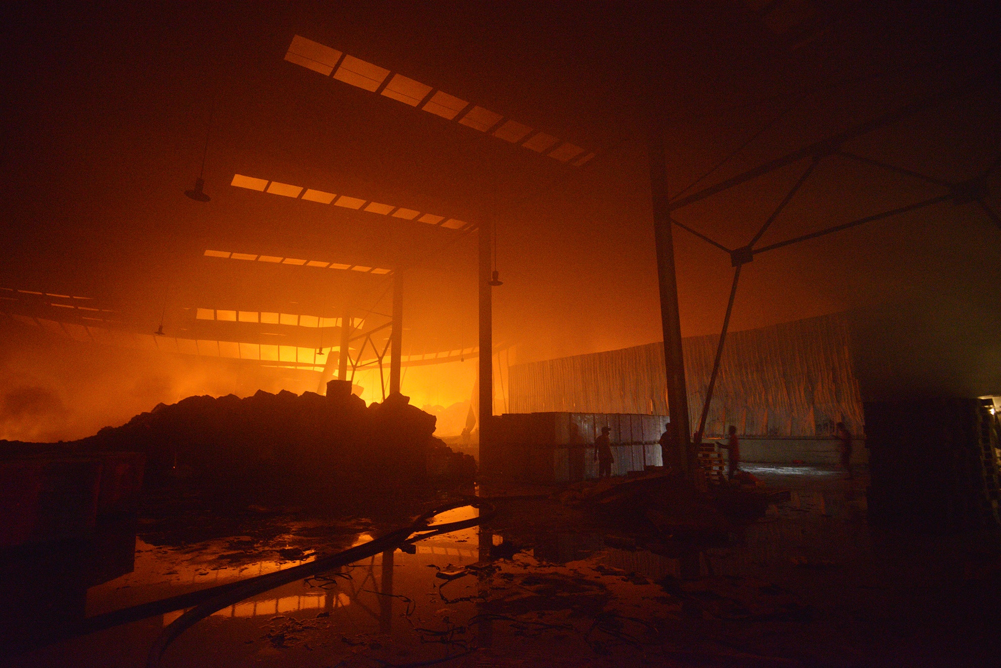 Bên trong nhà xưởng trở thành một lò hỏa thiêu cực nóng.