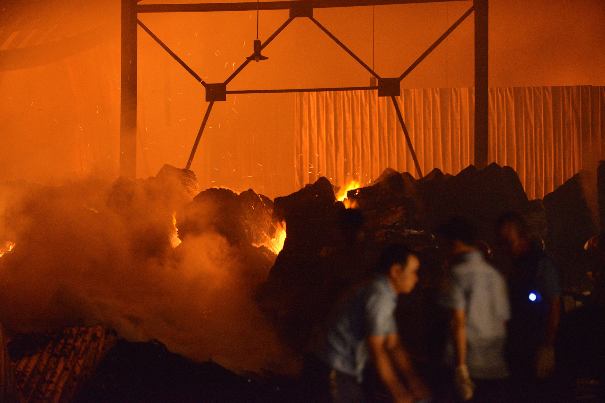 Rất đông công nhân cố cứu vát những đồ còn lại.