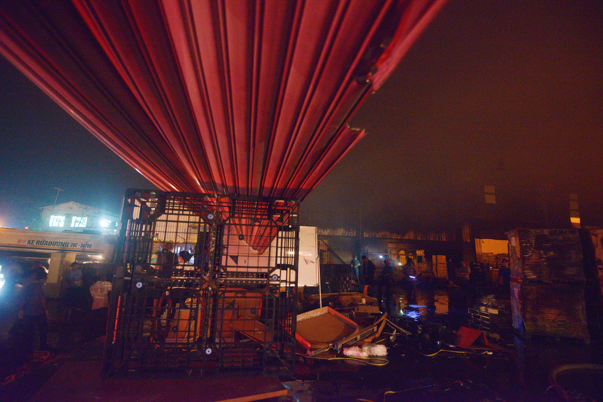 Nhiều tấm tôn, mái trần rơi xuống phái dưới.