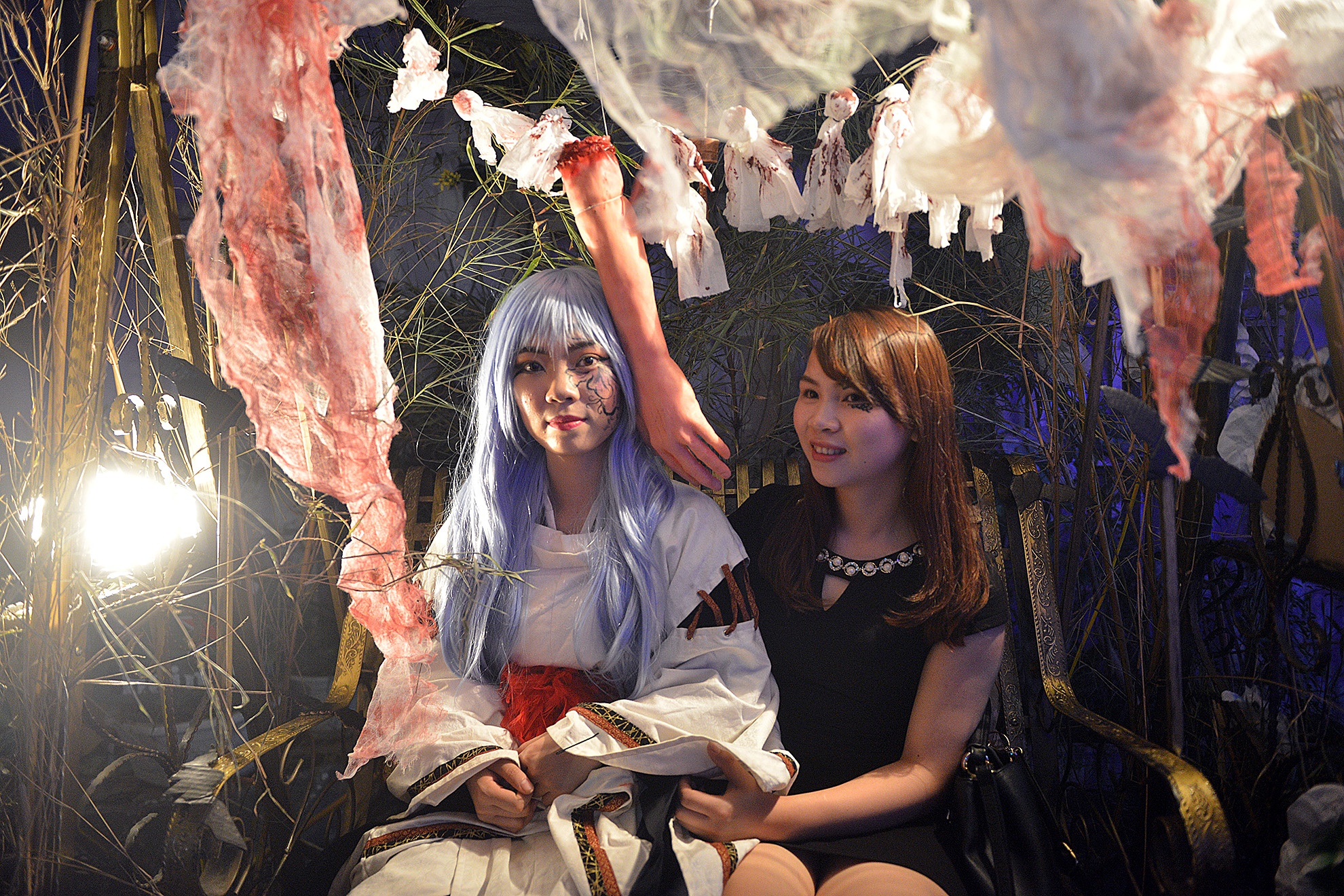 Gioi tre hoa trang lam ma quy huong ung Halloween hinh anh