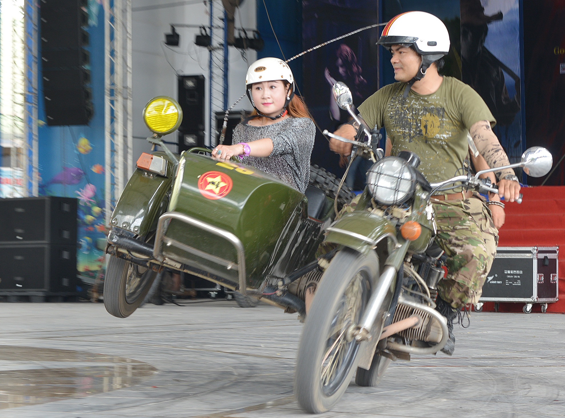  Những chiếc xe Sisdecar đến từ các câu lạc bộ trên địa bàn Hà Nội có màn biểu diễn tại công viên nước Hồ Tây sáng 31/10. 