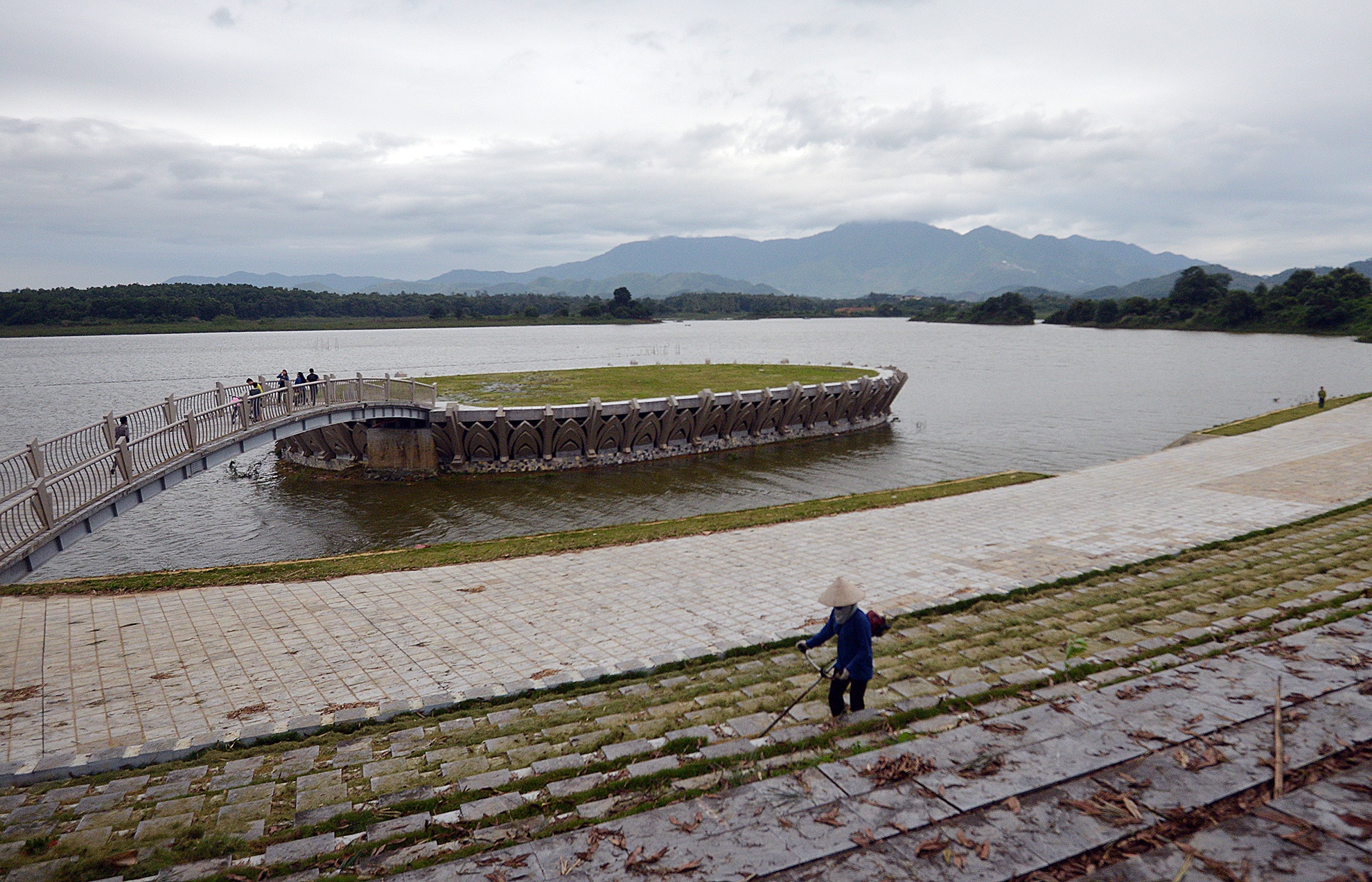 Quảng trường, khu sân khấu nổi dưới nước được đầu tư xây dựng hoành tráng chỉ tổ chức một vài sự kiện nhỏ rồi nằm im. Hàng ngày công nhân phải đi dọn dẹp cho đỡ phần nhếch nhác.
