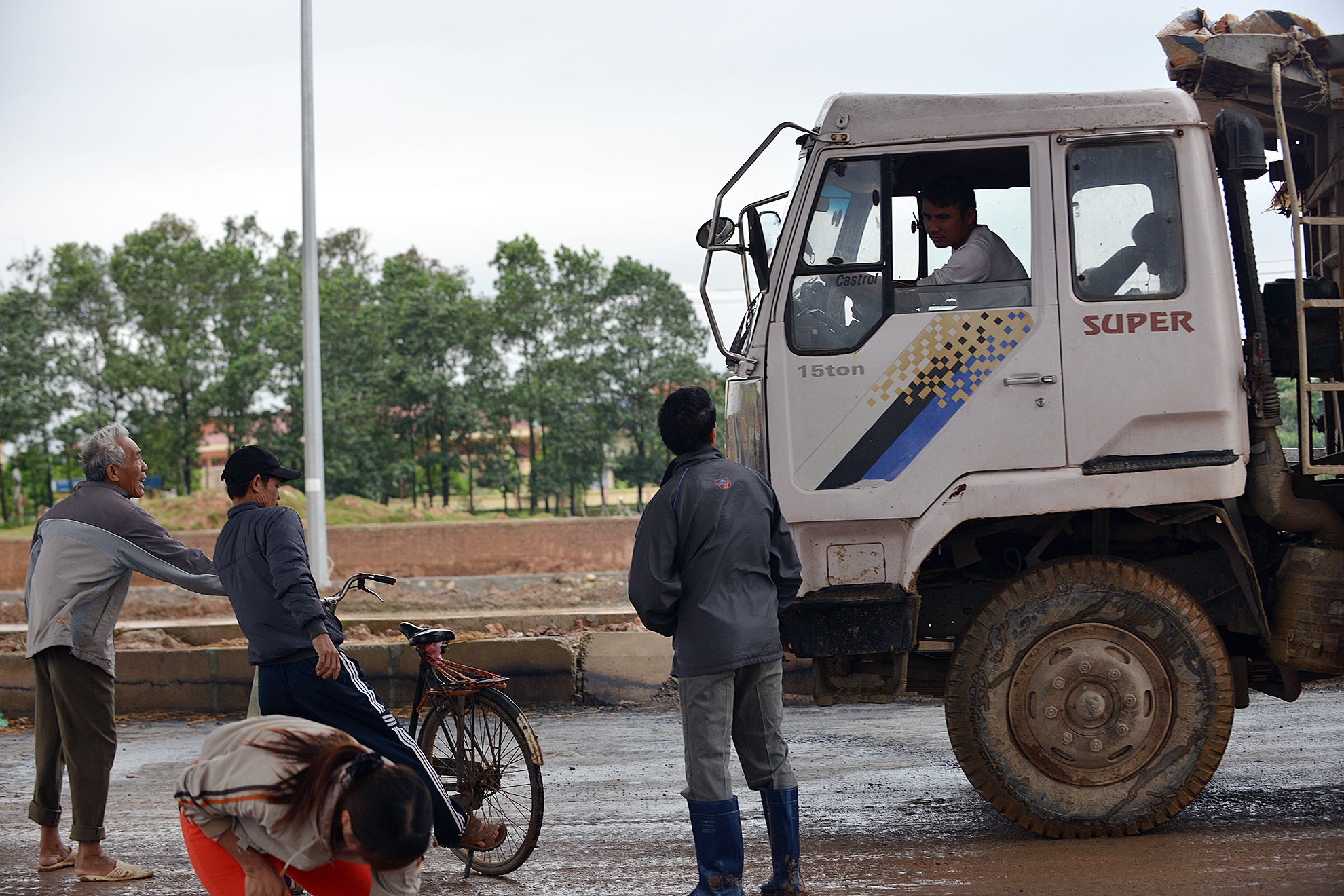 Quá bức xúc người dân chặn xe không cho vào công trường để làm đường gom. Anh Nguyễn Văn Hải, người làng Sơn Du cho biết, chúng tôi chặn xe không phải phản đối xây đường, mà chỉ muốn có đường đi lại thuận tiền. Nếu qua Khê Nữ thì rất xa.