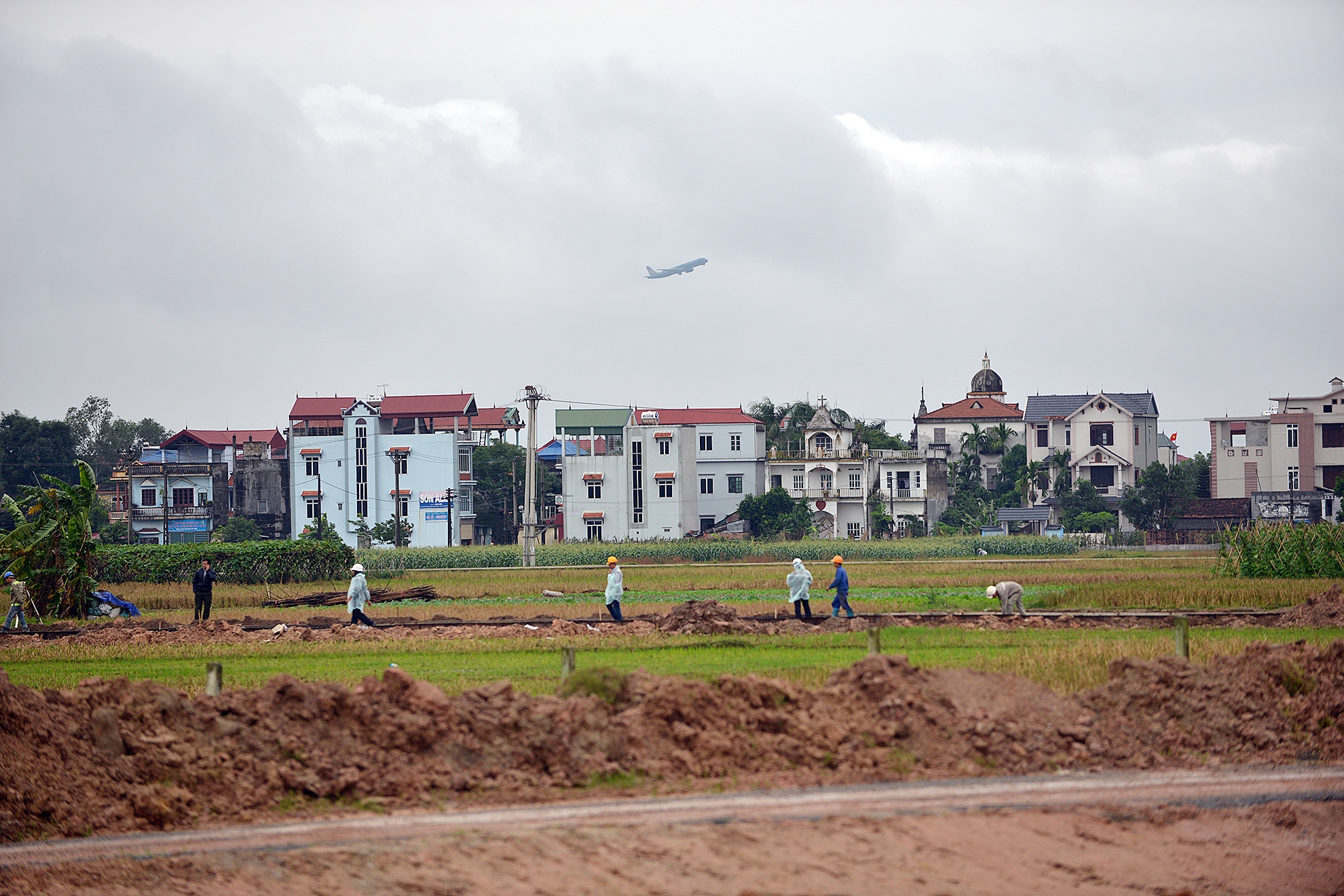 Hai bên đường gom, hàng chục máy móc được huy động làm đúng tiến độ.