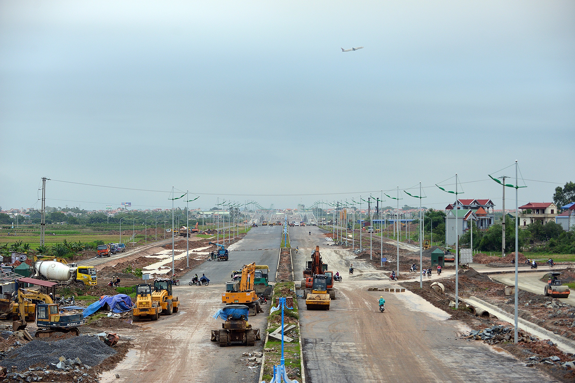 Đường cao tốc Nội Bài - Nhật Tân chưa làm xong, chiều 11/11 công trường vẫn còn ngổn ngang, nhiều đoạn đang làm đường gom (đoạn chạy qua 2 thôn Khê Nữ, Sơn Du xã Nguyên Khê, Đông Anh).)