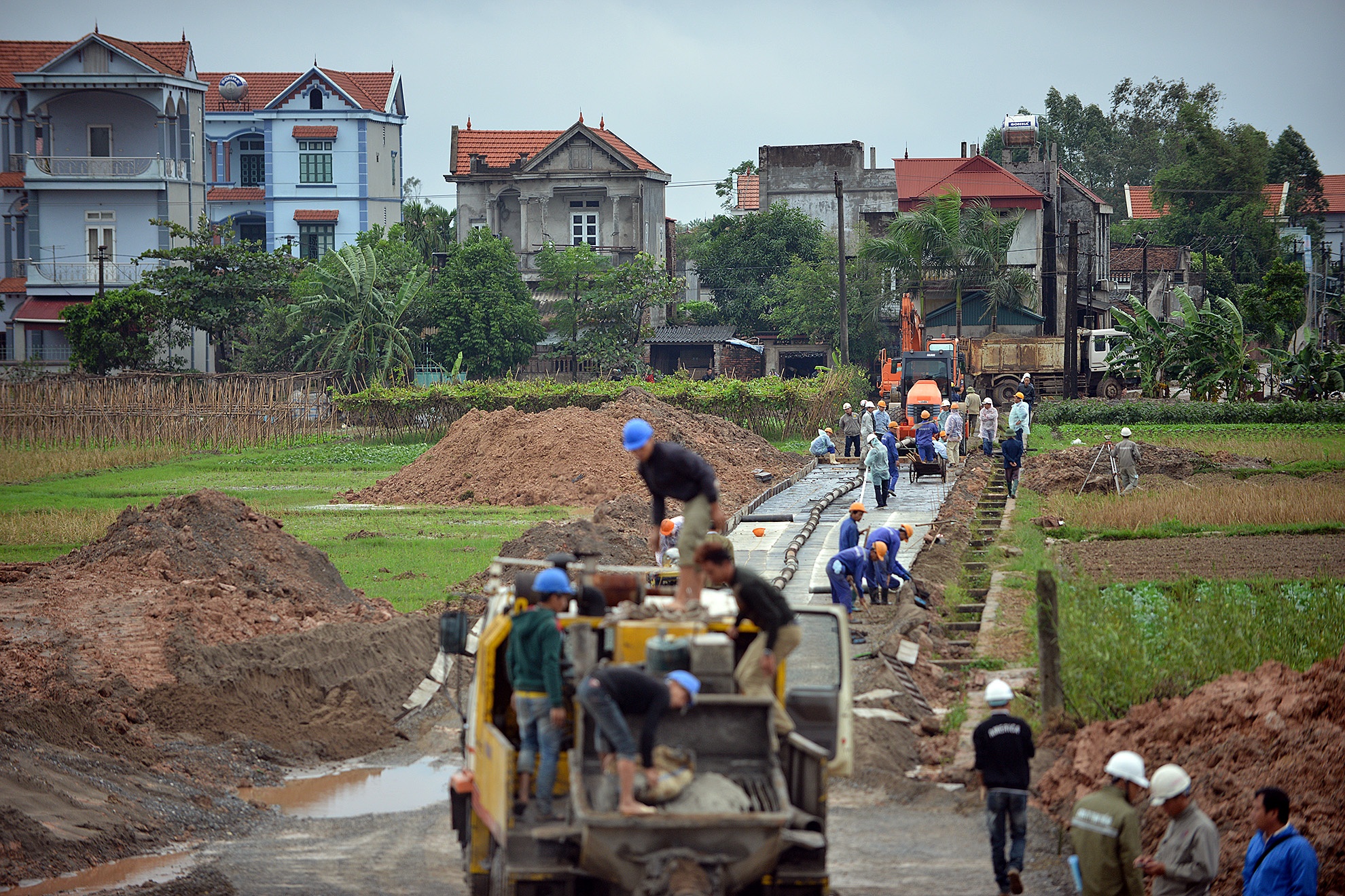 Con đường dài 200m nối đầu cầu xuống khu dân cư đã xong, mai đưa vào sử dụng.
