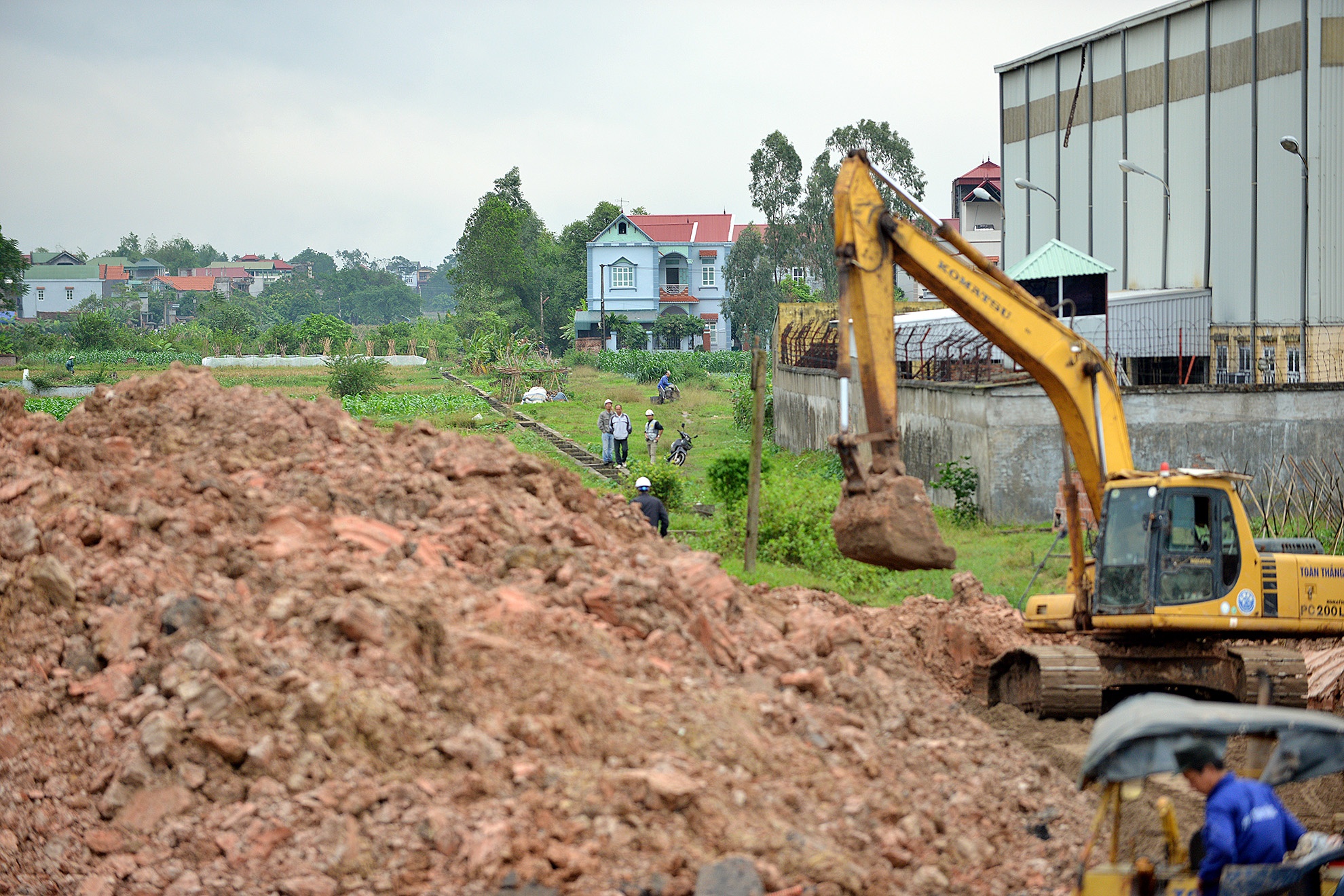 Trong khi đó theo hướng ngược lại dài 500m chưa xong, cuối tuần này sẽ sử dụng.