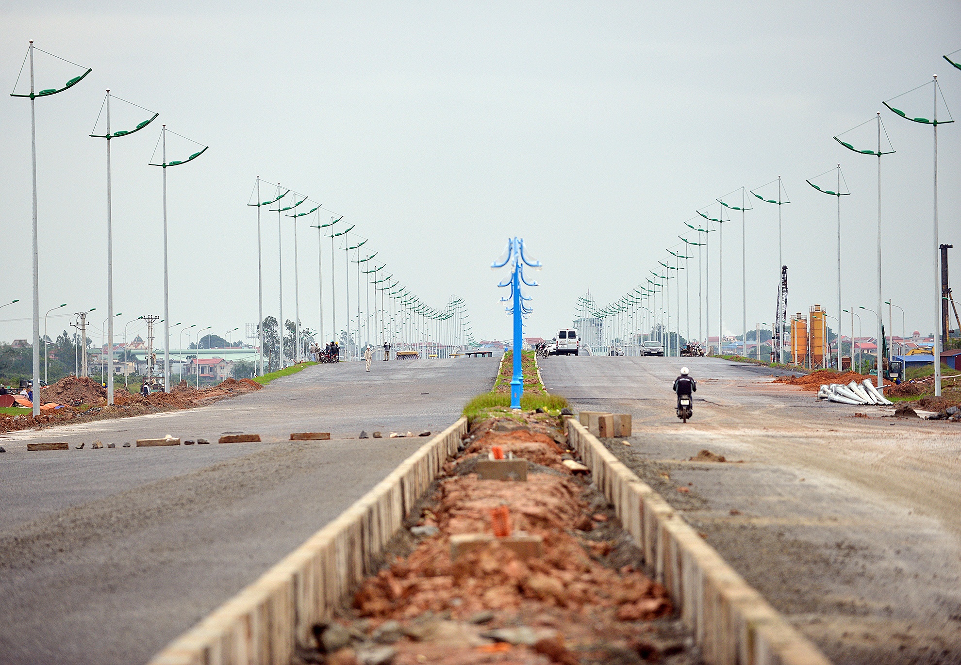Cách hầm chui Khê Nữ 2 km là đoạn đường cao tốc chạy qua thôn Sơn Du, Nguyên Khê, Đông Anh. Trong dự án bổ sung hầm chui dân sinh, khu vực này sẽ có một hầm chui phục vụ bà con thôn Sơn Du đi lại. Tuy nhiên, nhà đầu tư đã không xây hầm chui này.