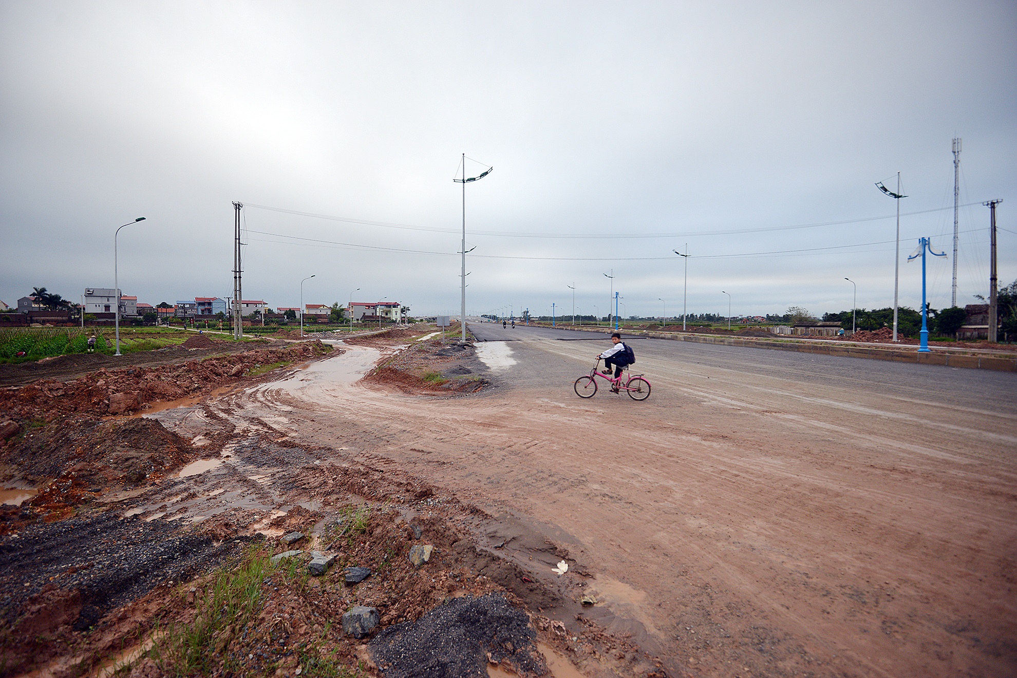 Người dân cho biết, nơi đây có hai con đường nối hai thôn Sơn Du và , tuy nhiên sau khi đi vào hoạt động hai con đường này sẽ bị cắt. Nếu muốn đi,người dân phải ngược xuống hầm chui qua thôn Khê Nữ cách đó 3km.