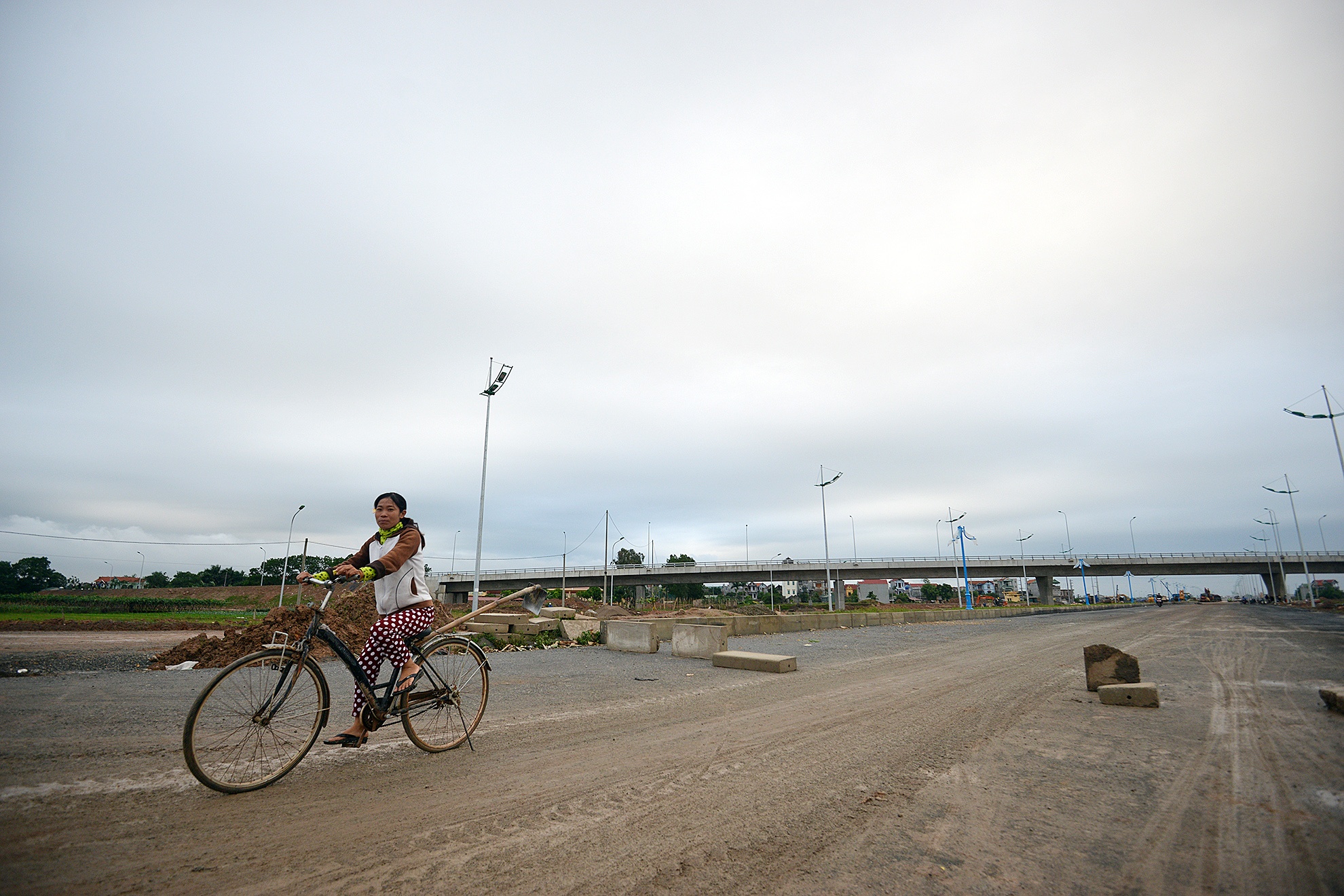 Trong khi đó, cây cầu này chỉ là đường liên xã.