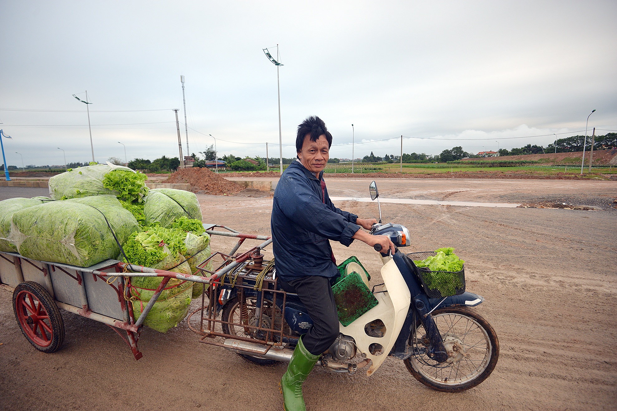 Người dân thôn Sơn Du cho biết, họ chủ yếu trồng rau nên việc đi lại gây khó khăn trong cuộc sống.