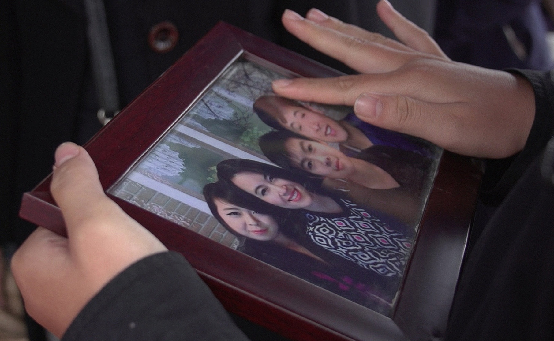 Ba me con vu MH17 an nghi o nghia trang lon nhat Dong Nam A hinh anh