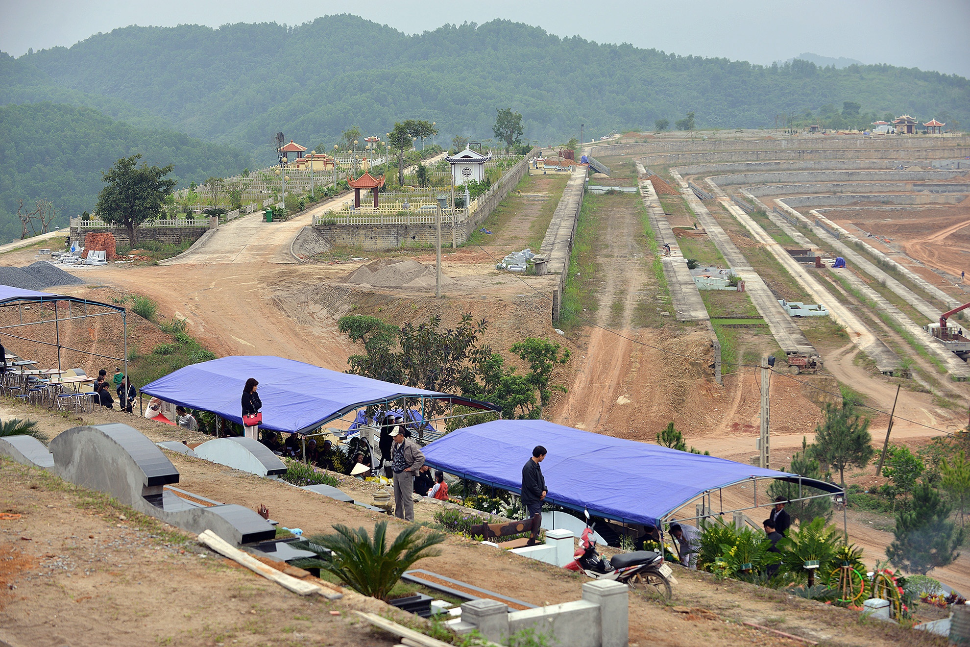 au lễ viếng 3 mẹ con người Việt tử nạn trong vụ rơi máy bay MH17 tại nhà tang lễ Phùng Hưng (Hà Nội), di hài các nạn nhân đã được chuyển lên nghĩa trang Lạc Hồng Viên (Hòa Bình) để an táng.