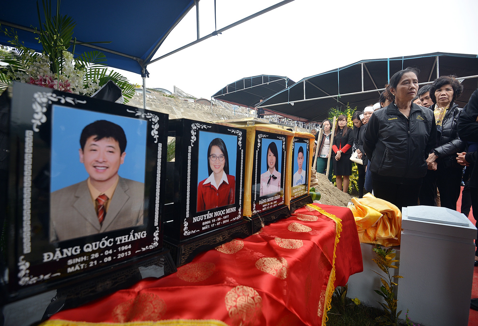 Ca gia dinh nguoi Viet vu MH17 doan tu o Lac Hong Vien hinh anh