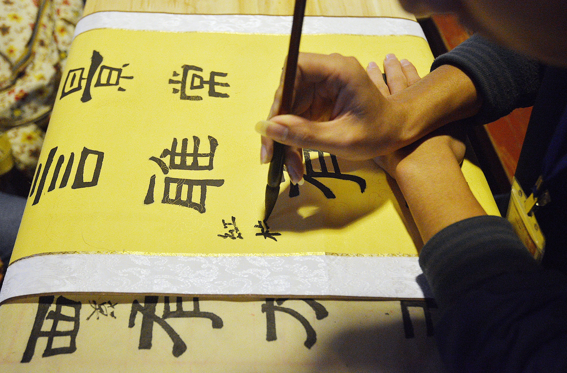 Trước sự “xâm lấn” ào ạt của những môn nghệ thuật hiện đại, nhiều bạn trẻ vẫn hướng tới cửa chùa, về với truyền thống, chốn tâm linh với niềm đam mê “sống chậm”. 