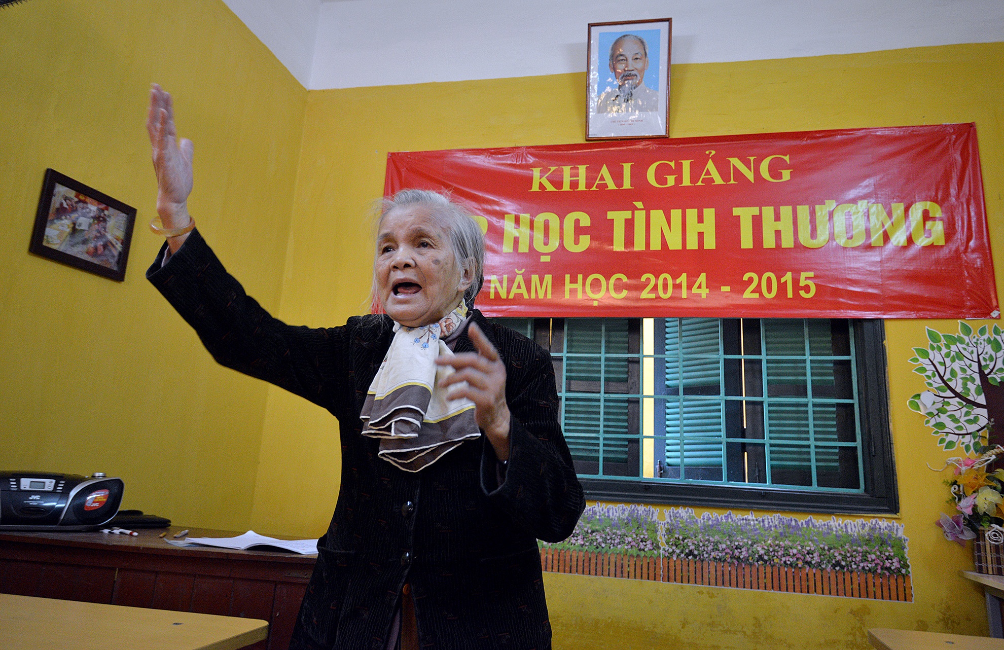 Ba giao cong dan uu tu thu do va lop hoc tat nguyen hinh anh